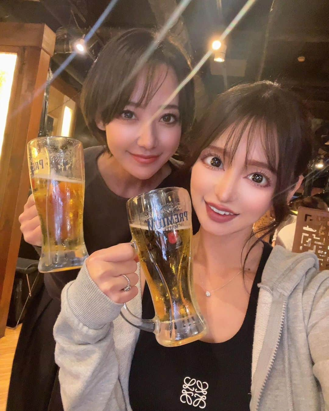 神子島みかのインスタグラム：「. 先日 @ayurina_oy パイ先と アラフォー2人新大久保昼飲み 映えなカフェとかではなく もうビールつまみビールな1日🍻🥡🥢  この方凄いのよ。 12年前より若返ってんの…w 私は生意気な後輩なので 昔は怒られたりもあったけど 今もこうして爆笑しながは一緒に ビール永遠にお代わりして 締めにチャミスル飲める関係って いいよね🍻  出会に感謝 #小悪魔ageha」