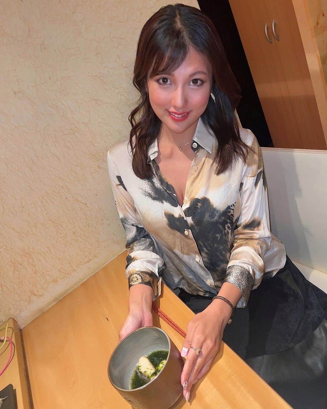神谷麻美さんのインスタグラム写真 - (神谷麻美Instagram)「#池尻ぶらいあん で、おまかせコース10品 食べたよ💖👸🐟🍣✨️  味付けも全部本当に美味しいし、 食材そのものも美味しいし、 最高でしたっ🥰💖✨️  豊洲市場から仕入れた旬の厳選食材だよ🐟💕✨️  創作料理の光り物のガリ巻、かますの梅じそ巻き 🐟美味しすぎて好き🫶❤️✨️   ブリ焼き がレアで、バター、ごま油、みりんなどで調理するとこんなにも美味しいのね❣️って感じ🥰💖✨️  お鮨のマグロの赤身もすごく甘かった🥰💖🐟✨️ お鮨も全部美味しすぎたっ🥰🍣💖✨️  【コース内容🍣】 ・先付け ヤリイカ ・お造り ヒラメ ツブガイ ・小鉢 光り物のガリ巻、かますの梅じそ巻き ・焼き物 ブリ、ホタテの磯辺焼き ・揚げ物  ハマグリの揚げ物、里芋の唐揚げ ・握り5貫  イカ、コハダ、中トロ、赤身、あなご ・お椀  #中トロ 大好き❤️✨️  コスパも抜群💕✨️  PR @ikejiri_brian  #池尻大橋グルメ #池尻大橋駅 #池尻大橋居酒屋 #池尻大橋ディナー #田園都市線グルメ #世田谷区グルメ #世田谷居酒屋」11月14日 8時57分 - asamice428