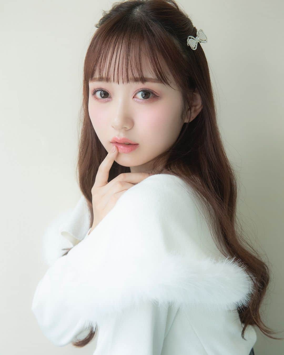 evelynのインスタグラム：「AKB48 大盛真歩さんが着るevelyn冬コレクション♡ ㅤㅤㅤㅤㅤㅤㅤㅤㅤㅤㅤㅤㅤ \ 11月中旬入荷予定 / #ファーケープニット ¥7,900 ㅤㅤㅤㅤㅤㅤㅤㅤㅤㅤㅤㅤㅤ #ビジュースリットSK ¥6,900 ㅤㅤㅤㅤㅤㅤㅤㅤㅤㅤㅤㅤㅤ #evelyn #エブリン」