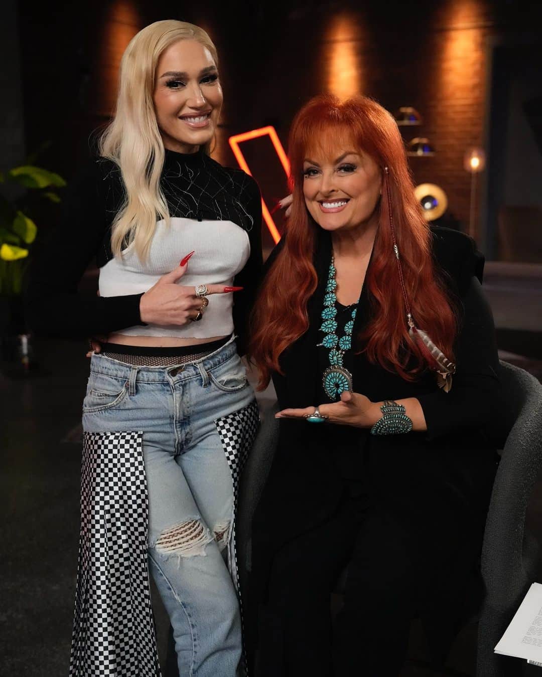 グウェン・ステファニーのインスタグラム：「back with my girl @WynonnaJudd for 2night’s #VoiceKnockouts :)) gx」