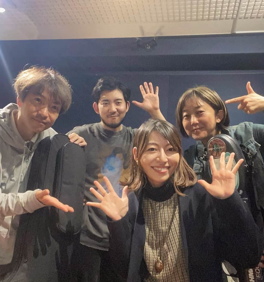 由梨香のインスタグラム：「おはよー✨ 先日は17日ライブのリハでした！  私のバンドでは初めましての山田さん、 久しぶりの工藤さんと梶谷さん！ バンドスタイルはやはり楽しいー！！🥰 そして皆さんの演奏が熱い😍  実は近年ほぼやったことのなかった エレキベースとの演奏で 今までとまた違ったサウンドになっております☺️✨  そして17日は会場や配信でしか聞けない、 その日ならではのことを企画しているんです🤭  お楽しみに✨  17日是非お待ちしております！  2023年11月17日（金）渋谷JZ Brat 大石由梨香 Birthday Live 2023 open : 18:00  /  Start : 19:00 前売り：￥5000  /  当日￥5,500 出演：大石由梨香 梶谷裕子（Vn.）山田章典（Ba.）工藤明（Dr .）  ◾️会場ご予約はこちら https://ssl.form-mailer.jp/fms/8f9fe9b048815  ◾️配信チケットはこちら https://twitcasting.tv/c:gnmusic/shopcart/270163」