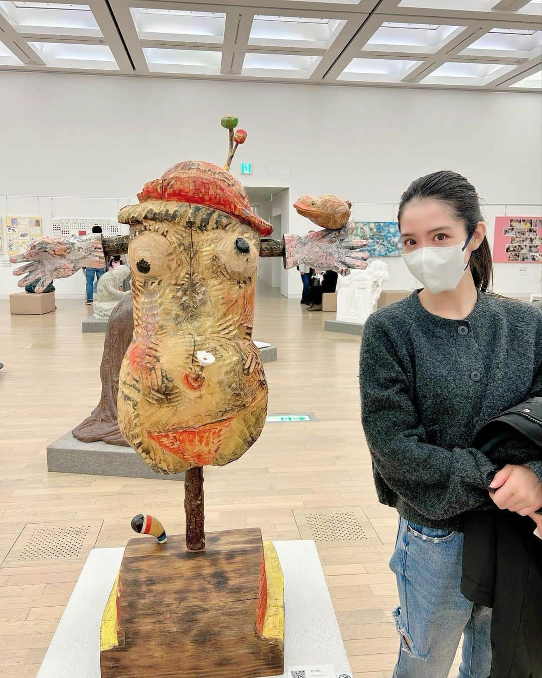 浦田麻緖のインスタグラム：「日展🎨  芸術の秋ということで❣️  秋を通り越して🍂冬⛄が来ましたが、 、、芸術に触れてきました🌰  この作品のお名前何だと思いますか？？☺️  #日展　#国立新美術館　#芸術の秋」