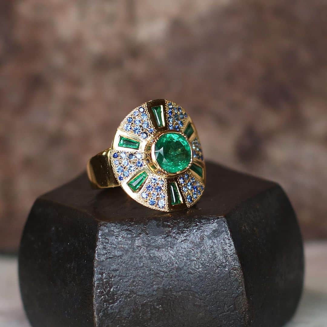 ブルックグレグソンさんのインスタグラム写真 - (ブルックグレグソンInstagram)「Hitting the spot with Utopia Emerald and Sapphire Shield Ring 💎💙💚💫 #gemcolorforever #uniquefinejewelry #utopiacollection #brookegregson」11月14日 8時59分 - brookegregson