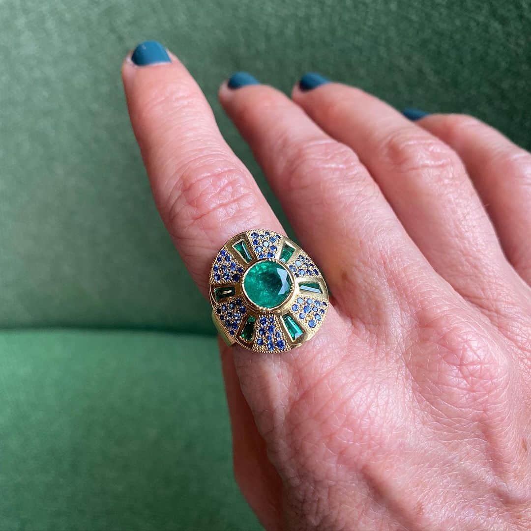 のインスタグラム：「Hitting the spot with Utopia Emerald and Sapphire Shield Ring 💎💙💚💫 #gemcolorforever #uniquefinejewelry #utopiacollection #brookegregson」