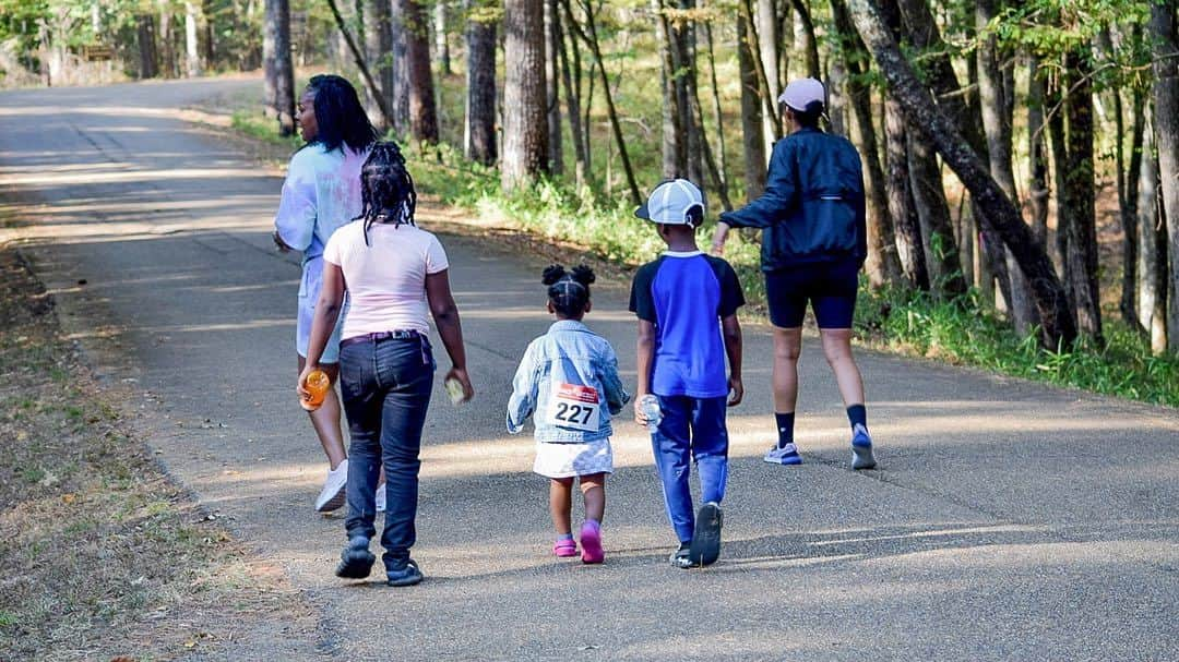 patagoniaさんのインスタグラム写真 - (patagoniaInstagram)「“EARTH run was never meant to be the takedown of the wood pellet biomass industry,” says Peyton Thomas. “It was meant to be a source of conversation…a source of inspiration to spark deeper connections with these forests and an example of what collective action can look like.”   Wood pellet biomass has been touted as a sustainable source of clean energy. But this growing industry comes with significant environmental and human-health hazards that often fall on low-income communities of color throughout the Southeast.   On September 30, residents of Gloster, Mississippi, and supporters from throughout the Southeast came together for the Equitable Action Run Towards Health (EARTH run): “A forum for communal movement near the source of the very same extraction that is affecting those who live close by.”  Read the full story at the link in bio.  Video: Nick Danielson (@nickmdanielson) and Normal (@nnormal_official) Photos: Elroy Johnson (@thedirector_ej)」11月14日 9時02分 - patagonia