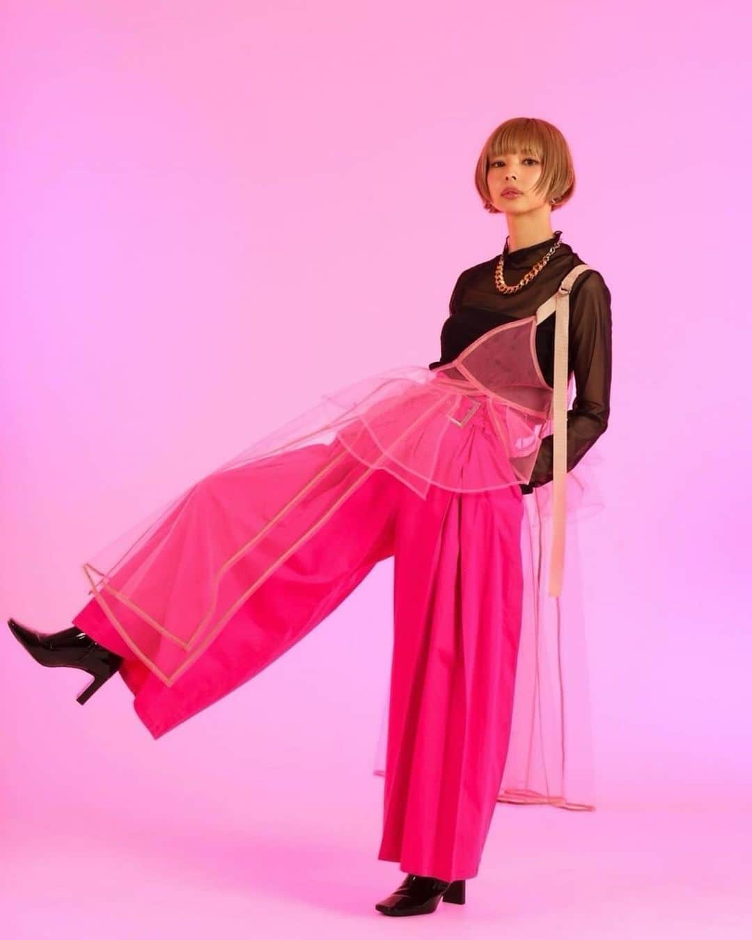 柏木作夢のインスタグラム：「【fusion magazine】 My styling work for Moga Mogami🚀 The 'PINK'  @mogatanpe   #サムズポイント #最上もが #MOGA #fusion #fusionmagazine  #fashion #fashionshooting #cover #pink #fashionstyle  #スタイリスト #samukashiwagi #柏木作夢  🇺🇸🇺🇸🇺🇸🇺🇸🇺🇸🇺🇸🇺🇸🇺🇸🇺🇸  Photo by  jerrycoria   And fusion magazine @fusiontvnetworks   #Repost @fusiontvnetworks ・・・ LAで発売されている雑誌『fusion』 日本でもwebサイトから買えるようになりました！  通常版と限定版の２冊、表紙になってます。 よろしくねえ！  衣装は  @samukashiwagi  メイクは @yumikasawanishi  Photo by jerrycoria  Moga Mogami exclusive magazine is now on sale you can purchase it on fusion website   We hope you enjoy the our special magazine issue   最上もが 11月号  https://fusiontvmedia.com/product/moga-mogami/  Limited edition Magazine   https://fusiontvmedia.com/product/moga-limited-edition/」