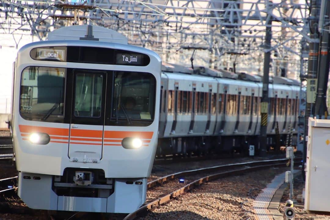 徳永ゆうきのインスタグラム：「. . 315系も増えてきましたねぇ〜 . -2023.10.18- . #鉄道写真 #撮り鉄 #鉄道好き #JR東海 #名古屋駅 #315系 #普通 #多治見行き」