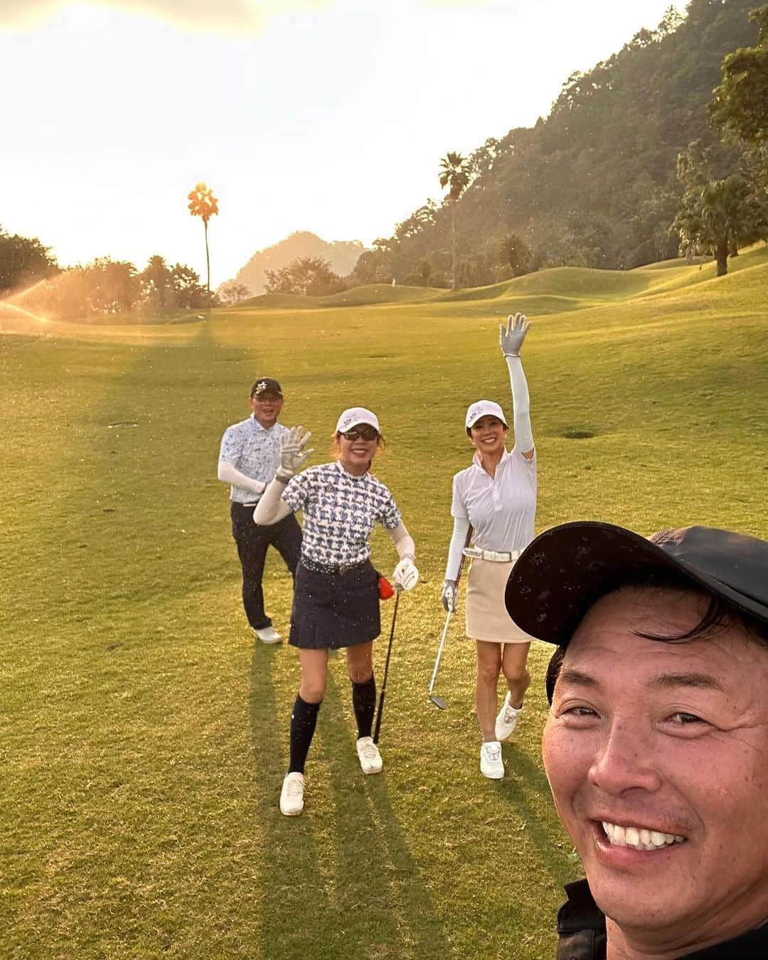 紙本真琴さんのインスタグラム写真 - (紙本真琴Instagram)「#台湾旅行 4日目はゴルフコンペに参加⛳️  コンペさえも初めてなのに…異国での参加は朝から緊張して 食欲も少ししかなかったのでホテルのブッフェは麺をチョイス (麺だからかスルッと食べれた☺︎)  ゴルフ場に着いたら、まさかの直ぐにランチ 滷肉飯ではなく滷肉麺(るーろーみぇん)  麺だけどお肉が緊張で入ってかない‼️ って言うより食べたばかりでお腹いっぱい‼️ 美味しかったから残念すぎたーー😢  🍻乾杯から、いよいよスタート🏌️‍♀️ 次女のホストファミリーからキャップをプレゼントしてもらって 優しさに感謝しながらお揃いのキャップで楽しくプレー⤴︎  初心者ということで、おまけのおまけで… めちゃくちゃ良いスコア🤭  『enjoy、enjo〜y!』 なんて言ってもらえてEileenにもアドバイスも色々教えてもらってスランプぎみだった気持ちも上向きに♪  やっぱりスポーツとは言え、楽しくなければね♡  ラスト組だったから夕暮れに差しかかった景色が綺麗すぎて 感動の一日だったなーーー  こんなにゴルフが楽しくできたのも初めてだった🤍 Thankyou,LooCa&Eileen✨  あ、そうそう！ 台湾の街中をドライブしてゴルフ練習場が見当たらなかったから聞いてみたら台湾人はあまり練習しないんだとか  するとしたら室内のシミュレーション練習で自宅や会社にあるんだとか…ま、それはかなり上流階級のお宅なんだろうな🤔  それと台湾のゴルフ場にも温泉があって気持ちよかった〜♨️  次はコンペ打ち上げ&歓迎会！  #台湾 #taiwan #🇹🇼 #台湾好き #台湾ゴルフ #ゴルフコンペ #ゴルフコーデ #夫婦旅行 #海外旅行 #台湾好きな人と繋がりたい #golf #夫婦ゴルフ」11月14日 9時06分 - macoto.kamimoto