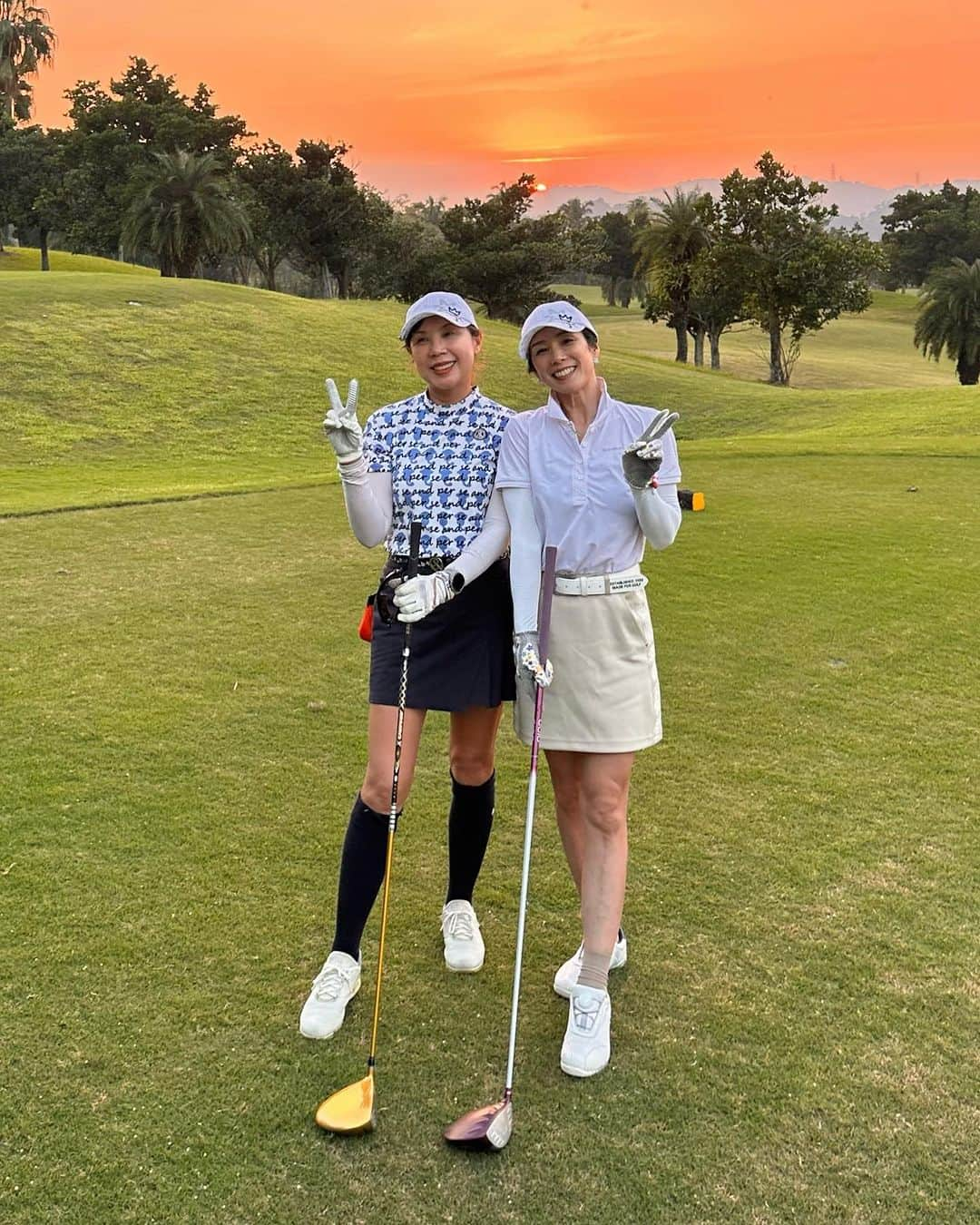 紙本真琴さんのインスタグラム写真 - (紙本真琴Instagram)「#台湾旅行 4日目はゴルフコンペに参加⛳️  コンペさえも初めてなのに…異国での参加は朝から緊張して 食欲も少ししかなかったのでホテルのブッフェは麺をチョイス (麺だからかスルッと食べれた☺︎)  ゴルフ場に着いたら、まさかの直ぐにランチ 滷肉飯ではなく滷肉麺(るーろーみぇん)  麺だけどお肉が緊張で入ってかない‼️ って言うより食べたばかりでお腹いっぱい‼️ 美味しかったから残念すぎたーー😢  🍻乾杯から、いよいよスタート🏌️‍♀️ 次女のホストファミリーからキャップをプレゼントしてもらって 優しさに感謝しながらお揃いのキャップで楽しくプレー⤴︎  初心者ということで、おまけのおまけで… めちゃくちゃ良いスコア🤭  『enjoy、enjo〜y!』 なんて言ってもらえてEileenにもアドバイスも色々教えてもらってスランプぎみだった気持ちも上向きに♪  やっぱりスポーツとは言え、楽しくなければね♡  ラスト組だったから夕暮れに差しかかった景色が綺麗すぎて 感動の一日だったなーーー  こんなにゴルフが楽しくできたのも初めてだった🤍 Thankyou,LooCa&Eileen✨  あ、そうそう！ 台湾の街中をドライブしてゴルフ練習場が見当たらなかったから聞いてみたら台湾人はあまり練習しないんだとか  するとしたら室内のシミュレーション練習で自宅や会社にあるんだとか…ま、それはかなり上流階級のお宅なんだろうな🤔  それと台湾のゴルフ場にも温泉があって気持ちよかった〜♨️  次はコンペ打ち上げ&歓迎会！  #台湾 #taiwan #🇹🇼 #台湾好き #台湾ゴルフ #ゴルフコンペ #ゴルフコーデ #夫婦旅行 #海外旅行 #台湾好きな人と繋がりたい #golf #夫婦ゴルフ」11月14日 9時06分 - macoto.kamimoto