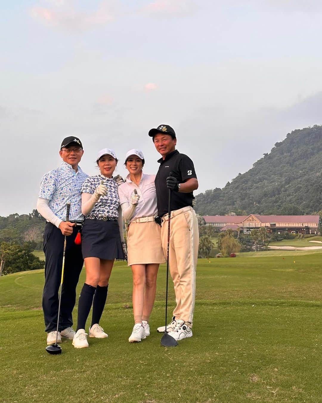 紙本真琴のインスタグラム：「#台湾旅行 4日目はゴルフコンペに参加⛳️  コンペさえも初めてなのに…異国での参加は朝から緊張して 食欲も少ししかなかったのでホテルのブッフェは麺をチョイス (麺だからかスルッと食べれた☺︎)  ゴルフ場に着いたら、まさかの直ぐにランチ 滷肉飯ではなく滷肉麺(るーろーみぇん)  麺だけどお肉が緊張で入ってかない‼️ って言うより食べたばかりでお腹いっぱい‼️ 美味しかったから残念すぎたーー😢  🍻乾杯から、いよいよスタート🏌️‍♀️ 次女のホストファミリーからキャップをプレゼントしてもらって 優しさに感謝しながらお揃いのキャップで楽しくプレー⤴︎  初心者ということで、おまけのおまけで… めちゃくちゃ良いスコア🤭  『enjoy、enjo〜y!』 なんて言ってもらえてEileenにもアドバイスも色々教えてもらってスランプぎみだった気持ちも上向きに♪  やっぱりスポーツとは言え、楽しくなければね♡  ラスト組だったから夕暮れに差しかかった景色が綺麗すぎて 感動の一日だったなーーー  こんなにゴルフが楽しくできたのも初めてだった🤍 Thankyou,LooCa&Eileen✨  あ、そうそう！ 台湾の街中をドライブしてゴルフ練習場が見当たらなかったから聞いてみたら台湾人はあまり練習しないんだとか  するとしたら室内のシミュレーション練習で自宅や会社にあるんだとか…ま、それはかなり上流階級のお宅なんだろうな🤔  それと台湾のゴルフ場にも温泉があって気持ちよかった〜♨️  次はコンペ打ち上げ&歓迎会！  #台湾 #taiwan #🇹🇼 #台湾好き #台湾ゴルフ #ゴルフコンペ #ゴルフコーデ #夫婦旅行 #海外旅行 #台湾好きな人と繋がりたい #golf #夫婦ゴルフ」