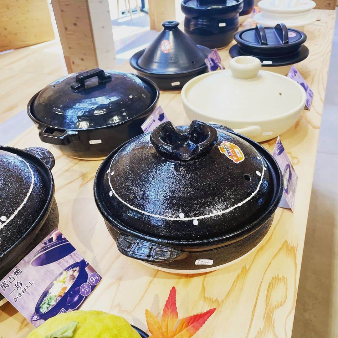 のインスタグラム：「土鍋とおひつ展が11/13〜12/28の間松永窯で展示されています！  お鍋にも炊飯にも使える土鍋は、優れた耐熱性で熱がゆっくりと伝わって食材の持つ甘みとうまみをじっくりと引き出すことができます。  この冬に家族で暖かい鍋をつくってみませんか？😊  おひつはラップ保存よりも環境にやさしく、味を落とさずに保存することができます。 食卓になじみ、落ち着きのあるデザインです。  ぜひ工房に足を運んでみてください。  #土鍋 #おひつ #鍋 #大堀相馬焼 #somayaki #相馬焼 #松永窯  #器 #器好きと繋がりたい #器のある暮らし  #器を楽しむ暮らし #器好き #和食器  #和食器好きと繋がりたい #暮らしを楽しむ  #陶器好き #お皿 #お皿集め #お皿好き  #お皿好きな人と繋がりたい #皿 #陶芸  #陶芸好きと繋がりたい #伝統工芸 #贈り物  #焼き物 #japanesecraft #japaneseculture  #japanmade #japanesetableware」