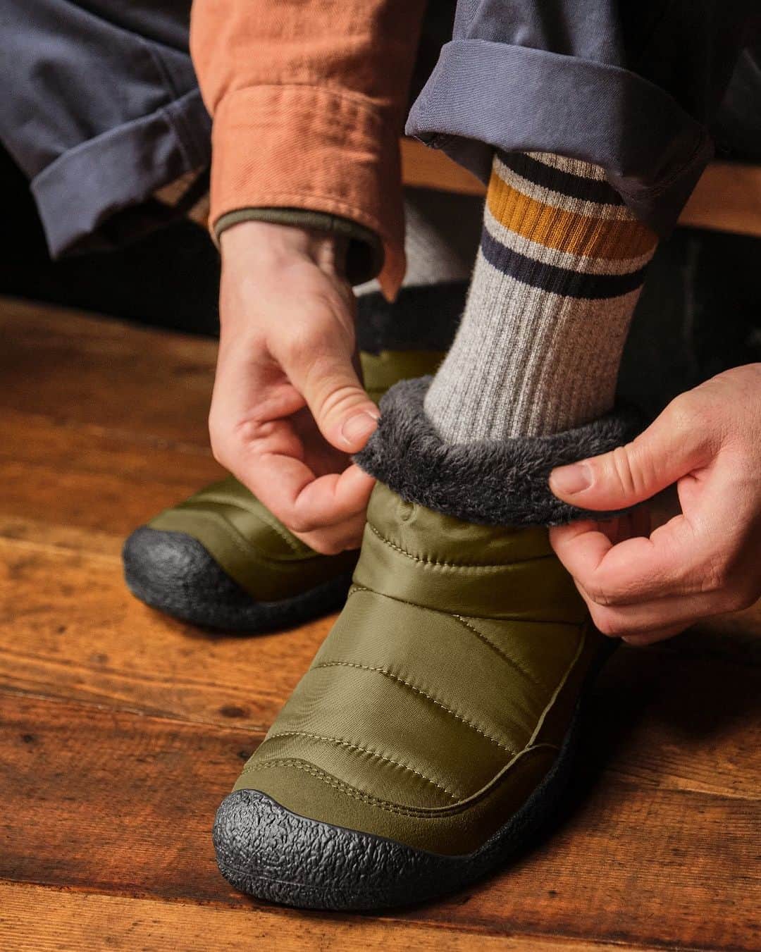 キーンのインスタグラム：「Like a parka for your feet 🤩 The original, goes-anywhere outside slipper, comfier and cozier as a fold-down boot/shoe. #KEEN #Howser」