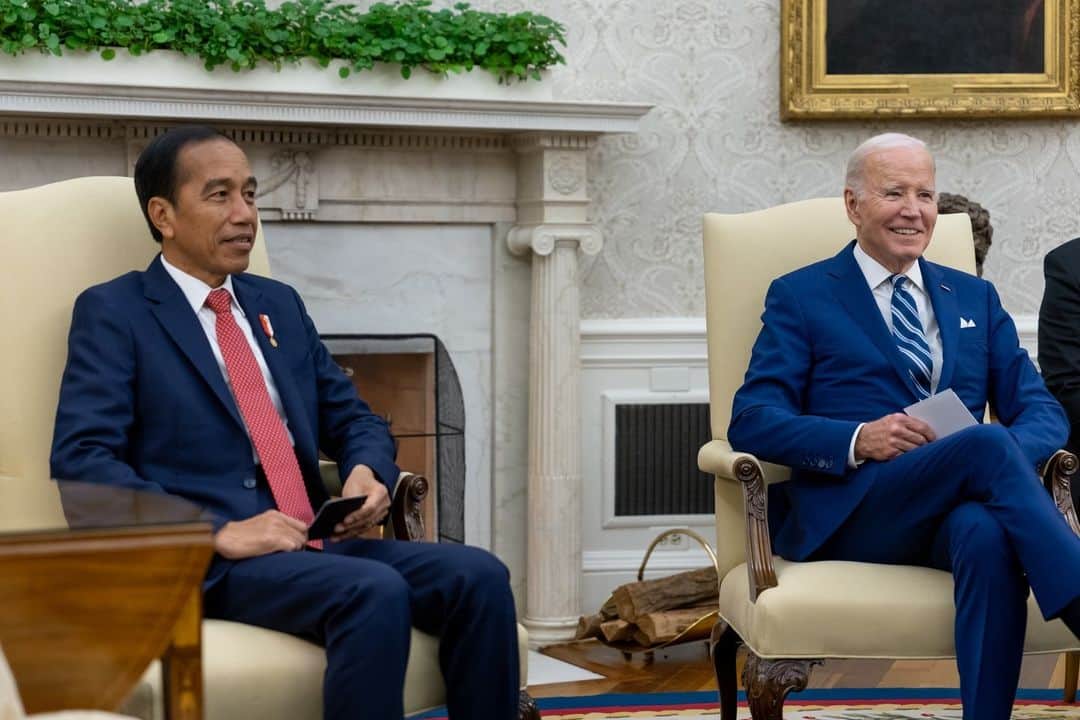 The White Houseのインスタグラム：「Today, President Biden met with President Joko Widodo of Indonesia to reaffirm our nearly 75-year-long partnership. The two leaders discussed enhancing cooperation on the clean energy transition, advancing economic prosperity, and bolstering regional peace and stability.」