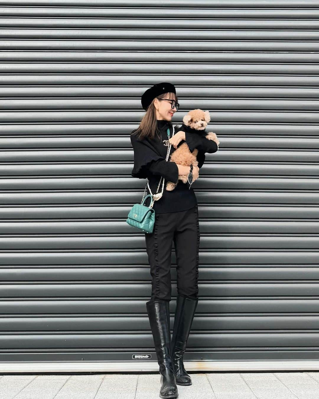 堀江直美さんのインスタグラム写真 - (堀江直美Instagram)「all Black 🖤りーちゃんも  タートルに同色のニットを重ねたらこんな感じだよ！  @hiand_official   Bottomsは安定のフリルストレッチパンツ＆ブーツ  お得なフェア中に是非チェックしてくださいね✔︎  だてメガネは新作👓  #HIAND#ハイアンド#chanel#シャネル#ワントーンコーデ#シャネル#cocohandle#ココハンドル#女の子ママ#小学生女子#小学生ママ#トイプードル#犬スタグラム  #ママコーデ #hnhiand」11月14日 9時15分 - naomiiiiiiiiiiii