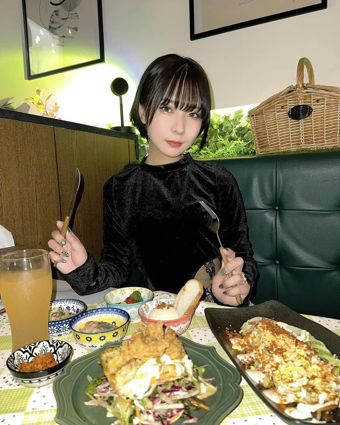 鳴上なごねのインスタグラム：「最近新大久保開拓に勤しんでます🍝  ぱみんと一緒に韓国料理を食べてきました！ 韓国料理✖️洋食という新しいコンセプトでどれも美味しかったです✨  次はお酒も飲みに行きたいです✨  PR @dalbitmaru_shinokubo #ダルビッマル #新大久保韓国料理 #お洒落な空間 #フュージョン料理 #映え空間 #新大久保ランチ #新大久保グルメ」