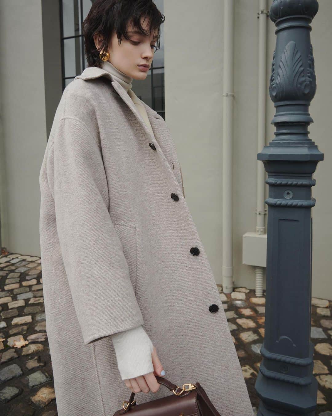 milaowen_officialのインスタグラム：「- 23' OUTER COLLECTION  ドロップショルダーステンカラーコート 36,960yen  こなれ感のあるオーバーサイズがシックな印象のドロップショルダーステンカラーコート。 肉厚で張りのあるウール混生地を、両面リバー仕立てで贅沢に使用しました。 ゆったりとしたドロップショルダーはこなれ感があり、さらっと着流すだけでサマになる洗練された印象に。  Coat 36,960yen Jacket 45,100yen Knit tops 8,470yen Pants 9,680yen Earrings 5,940yen Necklace 4,950yen Bag 13,970yen Shoes 14,960yen (all tax in)  #milaowen #winter #coat #fashion #basic」