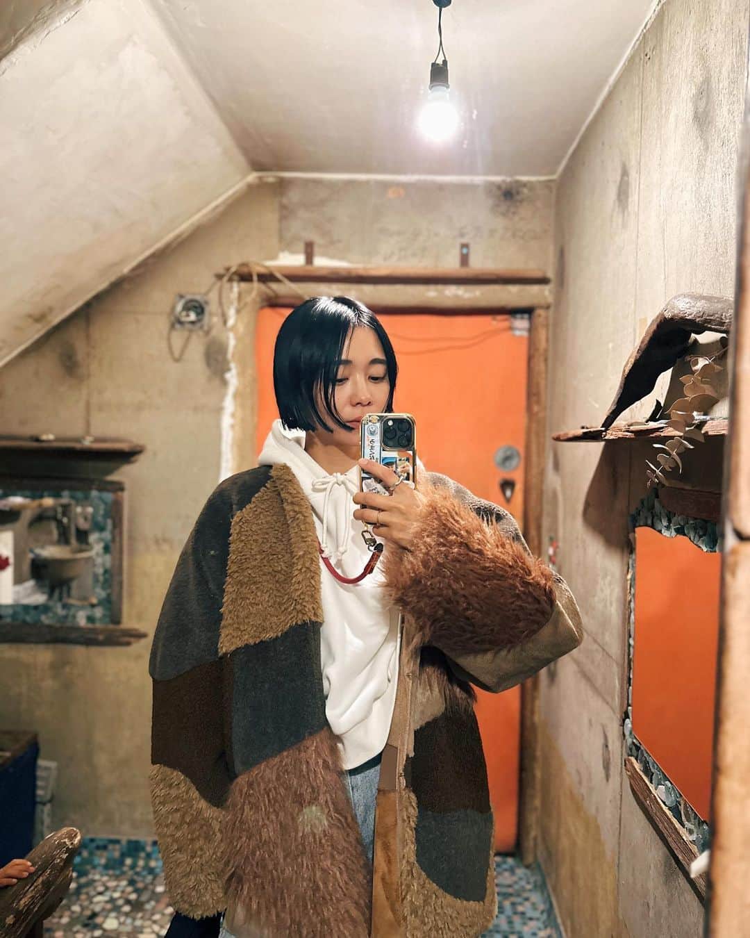 忍舞のインスタグラム：「まだまだ着ないかなーと思ったら いきなり寒くて着たアウターと 裏起毛パーカー。  息子と代官山〜渋谷デート という名の 私の美容室についてきてもらって ご褒美にヴィーガンパフェというコース🍨✨  1人じゃ食べきれないから 息子と一緒の時の楽しみのパフェ🩷  息子と写真撮り合い。  ずっと手を繋いでの移動は意外と初めて⁉️w  車移動が多いから 電車でデートも楽しいな✨ 少し前までベビーカーだったから お話ししながら手を繋いで歩くの幸せだなと感じた🤍  #しのぶんコーデ #息子とデート #渋谷ヴィーガン #ヴィーガンパフェ #nounless  #ナウンレス」