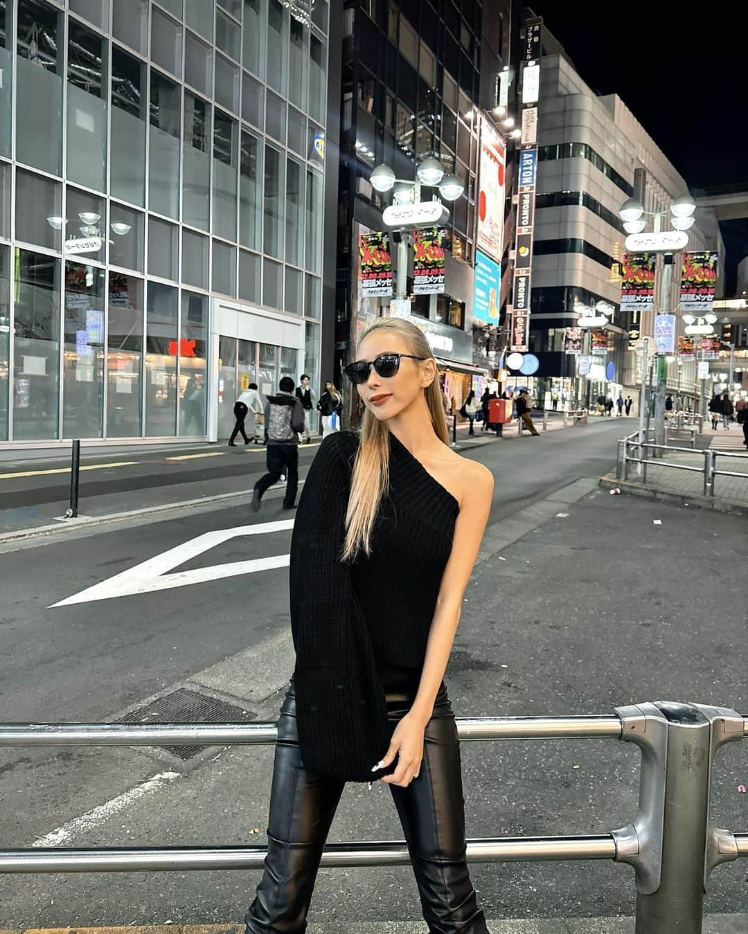 HARACHANのインスタグラム：「SHIBUYA🖤  @wonem_official のワンショル🥺❤️ 流石に寒いからダウン着たけどまた暖かくなったらこれだけで着たい💖💖  #はらちゃんのうまうま日記」