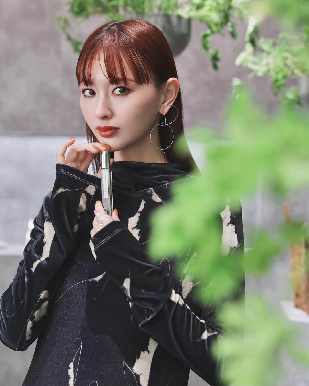 鈴木えみさんのインスタグラム写真 - (鈴木えみInstagram)「@threecosmetics THREE初のフレグランス 「エッセンシャルセンツ」が誕生✨THREEは深呼吸したくなるような香りのプロダクトがたくさんあるので、ついにフレグランス😍と楽しみにしておりました。 全5種類ある香りは、全て国産のゼラニウムが入っていて、精油のみで構築されたプラントベースフレグランス。持ち歩きやすいサイズ感なので、時間帯や気分で香りを変えたり、重ねたり👌🏻 私のおすすめはSTONE🪨ニュートラルな自分に戻してくれる、ちょっぴり緊張感のある香り。 明日から全国発売。ポップアップイベントも20日までZeroBase表参道にて開催です🌿 ㅤㅤㅤㅤㅤㅤ #エッセンシャルセンツ #フレグランス #PR」11月14日 20時27分 - emisuzuki_official