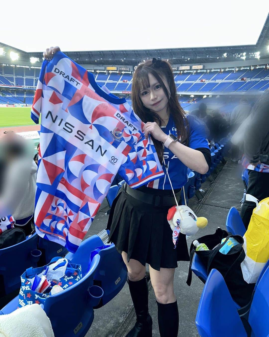 山口みらんのインスタグラム：「🌸🌸🌸   #セレッソ大阪 戦  #日産スタジアム   2-0 勝利⛱🤍❤️💙  優勝する為にも絶対に負けられない戦い。 連日過密日程➕かなりプレッシャーがかかってる ましてはセレッソは相性は良くなく前日は私でも緊張した。 (私はドキドキわくわくの方だけど  そんな中でも前半で2得点！ 正直いつものセレッソより怖くなく終始マリノスのムードを作れていて試合内容的には2点に留まらずもっとゴール入ったのでは？！と思わせてくれた試合 惜しくもバーに嫌われた決定機は2回もあった。  ヤン選手の先制までもマリノスのパスワークで崩せてたし 2得点目のエウベル選手のゴールはアシストのロペス選手のDFの引き付けから絶妙な位置でエウベル選手が貰ってた場面は特にブラジル選手の強い連携や信頼関係を感じたなあ。  圧倒的ホームの雰囲気で選手達を迎え、長期負傷してる選手の背番号をゴール裏で掲げてる様は正にマリノスファミリー全員で戦ってるという事を象徴していたように見えました。 私もかなり感動したし、何より選手達も嬉しかっただろうなとほっこり。  また、DFのCB角田選手、上島選手の脅威な復帰 (まだ全然完治してないと思うしフルコンディションでは無いと思う) 特に角田選手とエドゥアルド選手のCBコンビはかなり安定感が目に見えて分かるような気がした。 エドゥアルド選手の鋭い縦パスも攻撃の起点になるし CBでも角田選手の猛攻な姿勢はとても熱いものを感じ見てて胸をうたれることも多い。  マリノスはアタッキングフットボールを掲げてるけどそれはラインも上がるし、視野を広げ守備に抜け目を作らないDF陣あってこそのものでもあると思う  また、松原選手は本当に過密日程の中ほとんど試合出場してチームを陰ながらまとめていて、夏から秋は本当に松原選手にどれだけ助けられたことか。松原選手の尽力があったからこその秋。  この一戦を勝利し大きな大きな勝ち点3を得れたことは 何より嬉しかった。  って感じでたまには真面目に試合を振り返ってみたりしたいくらい大きな勝点3でした➕3🤍❤️💙  だからこそ！本当に絶対に連覇したい！！！！！！！！！！ ああああああああああ！このメンバーでも優勝してほしいよ！！！！！！！！！！！！ (情緒不安定)  私は応援する事ができる！する！それだけ！ 信じる！！！！！  #fmarinos  #yokohamafmarinos  #横浜fマリノス  #マリノス  #マリノスサポーター  #トリコロール  #サッカー  #サッカー女子  #ユニフォーム女子  #jリーグ  #jリーグ女子  #横浜  #yokohama  #ユニフォームコーデ  #ユニフォームコーディネート  #jリーグ好きな人と繋がりたい」