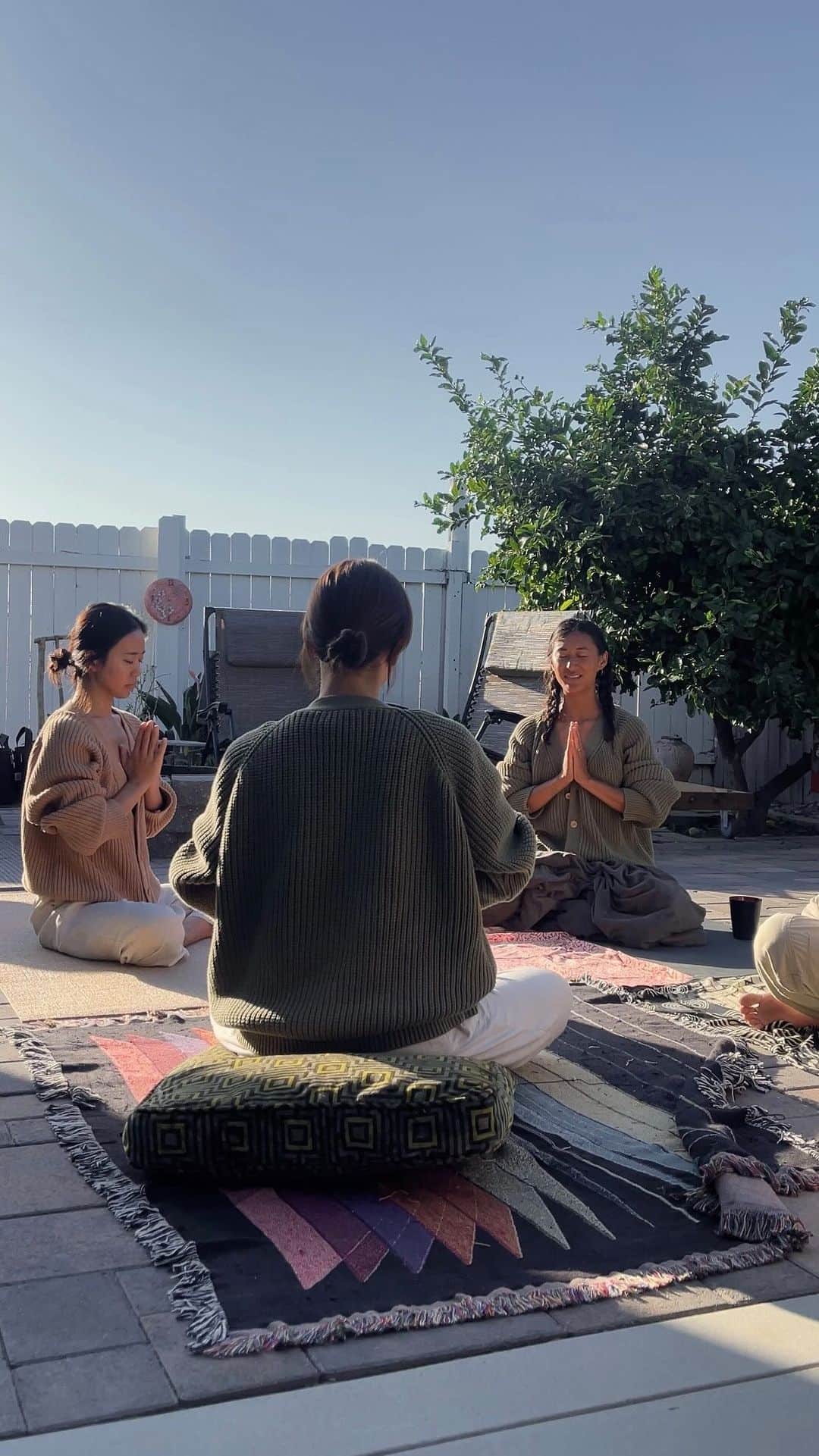 栗山遥のインスタグラム：「毎朝のリマインド🌼 朝起きたら、目を閉じてリラックスする時間を見つけて、安定した座法で座り、呼吸をする。 わたしの朝の呼吸は、とにかくゆっくりのペースで、 澄んだ空気が身体を内側から満たすようなイメージ❤︎  そして、自分の身体と、自分の周りにあるすべてに、感謝をする。 自分にないものではなく、既に在るものにフォーカスする。 感謝の気持ちが、自分を豊かさに繋げてくれるんだと思う。 あとはゆったり、流れに身を任せて、 あらゆるジャッジメントを手放して、自由にいるだけ☺︎  最近よく思うのは、 ポジティブでもネガティブでもなく、ニュートラルにいよう、ということ。 色んなリズムや波が絶え間なくある中で、 何かになろうとしたり、無理に自分を違う形で見せようとしないで、そのままの自分を信頼して、あとは流れのままに🌀」