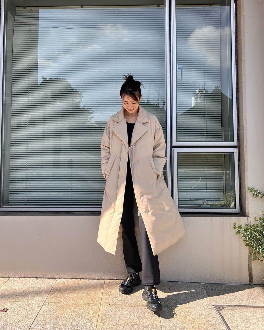 石井亜美のインスタグラム：「✨   私の運動の習慣をまとめてみる📝   ー週1回マシンピラティスのパーソナルレッスン ーレッスンがない日は自宅でマットピラティス ー夜寝る前にストレッチ、マッサージ、フォームローラーで 　体を伸ばす、緩める、ほぐす。 　(それぞれ、全てYouTubeで動画にしているよ！)   宅トレは「毎日⚪︎分やる！」とは全く決めていなくて、 その日の気分と体調に合わせています☺️   あとは20-30分くらいは毎日自然に歩いてるかな！？   この１年間くらい、バレエのレッスンに行けていないので そろそろ再開したいところです🩰   そんなワークアウトが日常のわたし、 レッスンに向かう時はこんな格好が多いです！   着用しているのは @danskin_japan  のハイロフトダウンコート！（カラー：サンド　サイズ：Mを着用）   こちら、びっっっくりする程軽くて暖かい！ はっ水加工されているので雨の日も快適。 シルエットも綺麗で、ゆとりがあるので厚手のニット上に着ても窮屈になりにくい📝   レッスン着にサッと羽織ってスタジオに向かっています☺️ 旅行にも良さそうだなぁ…！ UVケア機能付きなので、 ついつい手抜きしがちな冬の紫外線対策にも◎     履いているパンツもダンスキンで、 この冬新たに登場したANYMOTION WARMシリーズ。 裏起毛になっているので冬のワークアウトに◎ 着用した時のヒヤッと感がないので、外でランやヨガをされる方にもおすすめ！ 体のラインをキレイに見せてくれるし、フレアのシルエットが気に入っております🤤   スタイリッシュさも動きやすさも叶えてくれるので ダンスキンのウェア、好きなんだよな〜〜🏋️‍♀️   #danskin #ダンスキン #24hWithDANSKIN #PR」