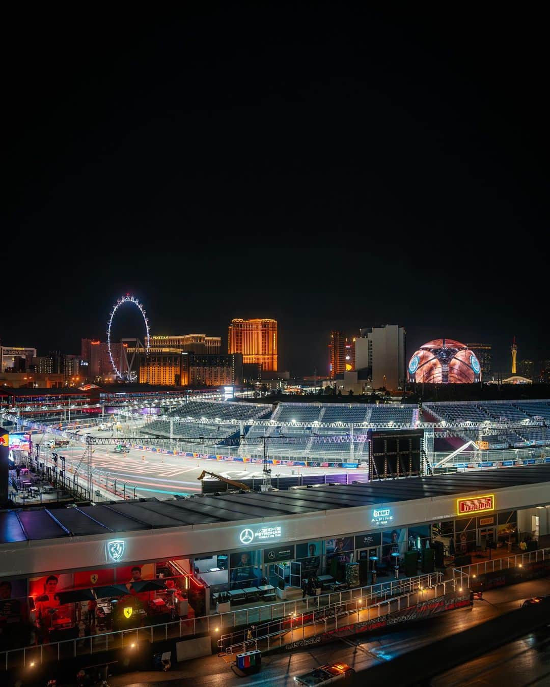 MERCEDES AMG PETRONASさんのインスタグラム写真 - (MERCEDES AMG PETRONASInstagram)「Vegas 📍 Settling in to life in Sin City 🤩」11月14日 20時23分 - mercedesamgf1