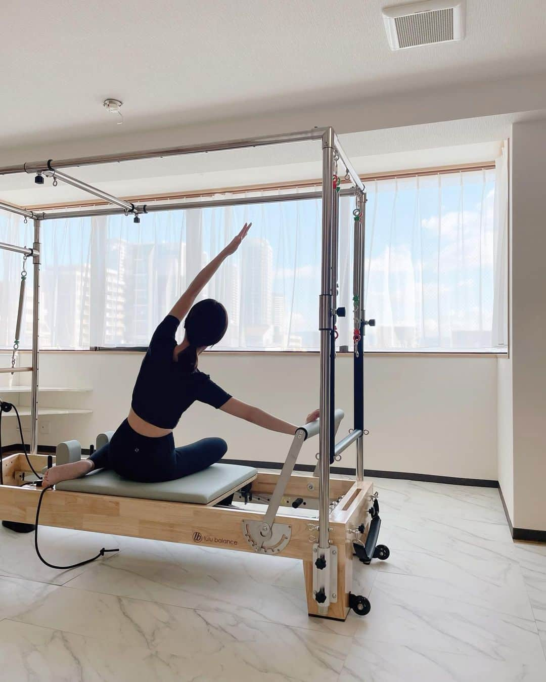 ハンナミのインスタグラム：「🧘🏻‍♀️🌤️✨  今朝は @shiho_pilates.yoga と ひさしぶりのピラティスたのしかった〜♡  スタジオの内装も少しずつ変わっていって 完成が見えてきたかな ♩  オープンの詳細とご予約については @eneu_pilates で今夜UP予定です🫶🏻」