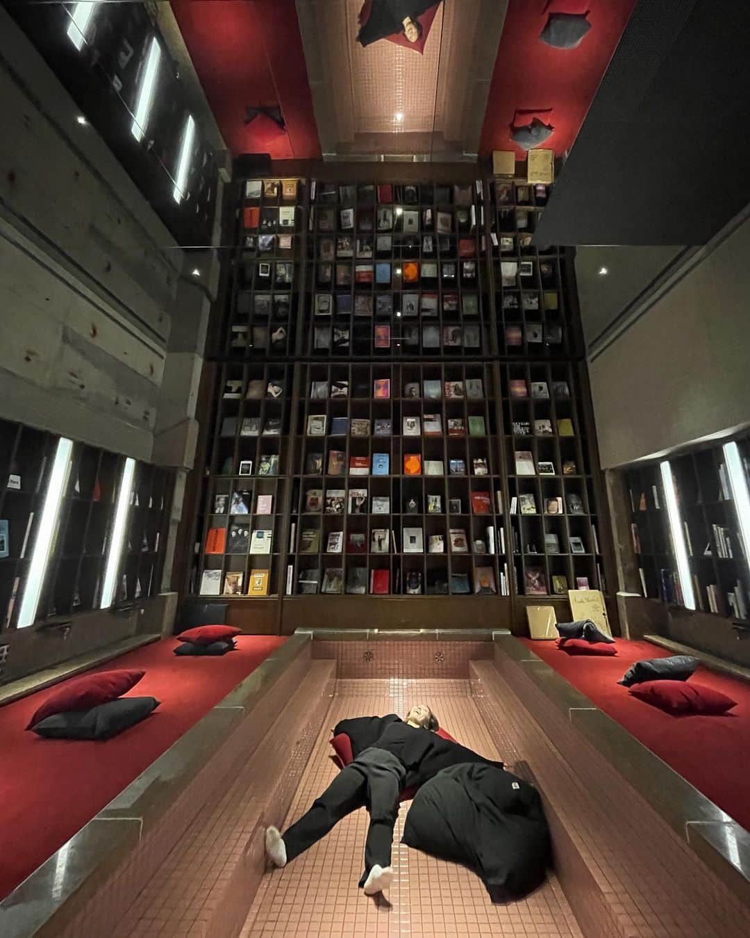 かんだまのインスタグラム：「どーん！みて、ここ大人の図書館。すごいよね！今大人気らしい長野県松本市にある松本十帖、いってきたのよー！withこり☺︎ @koriiiiiii_u   YouTubeもアップしたのでぜひ🫶 トークテーマは、生活の質と下着の関連性、そして学生時代の純愛について。😂」
