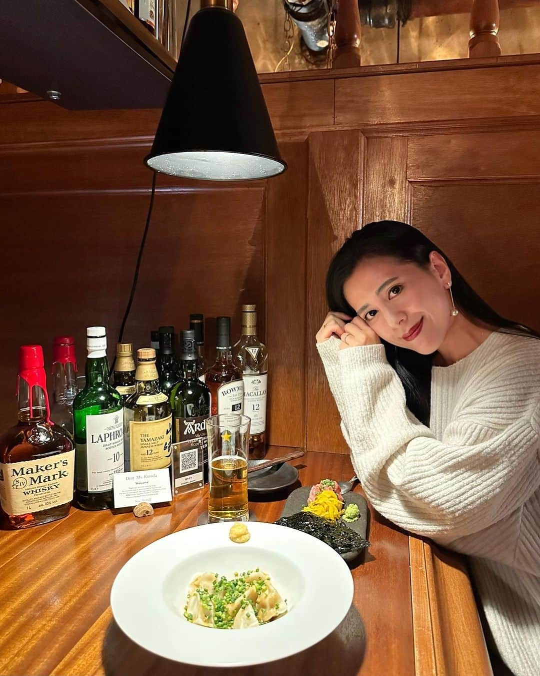 黒田麻理耶さんのインスタグラム写真 - (黒田麻理耶Instagram)「👩🏽🥃 . 看板なしの隠れ家✨ 「燻製キッチン 五反田(@kunseigotanda)」でディナー👩‍❤️‍👩 食材全てが自家製の燻製仕立て💭 燻製尽くしのスタンダードコースを堪能してきたよ😋 . ■燻製のシーザーサラダ □燻製おつまみ3種盛り合わせ ■お刺身盛り合わせ □燻製チーズ ■水餃子(燻製酢醤油) □韓国海苔で食べる燻製トロたく ■ウッドプランクで作るハラミステーキ □燻製ミートソースパスタ ■燻製生チョコ . 燻製オリーブ油×粗塩で食べるお刺身が美味しくて🐟 メインのハラミステーキもかなりオススメ🥩 木の板ごと焼くから風味が芳ばしくて、 お肉もやわらかかった〜😋❤️ どれも美味しかったからハイボールに始まり、 ビールから白ワインまで一通り楽しんじゃいました😆🍺 . 女性同士はもちろん、デートにもオススメです👩‍❤️‍👨 . #PR  #燻製キッチン五反田  #燻製キッチン  #五反田 #五反田ディナー  #五反田グルメ  #五反田イタリアン #五反田隠れ家  #mariyagourmet」11月14日 20時25分 - mariya_kuroda