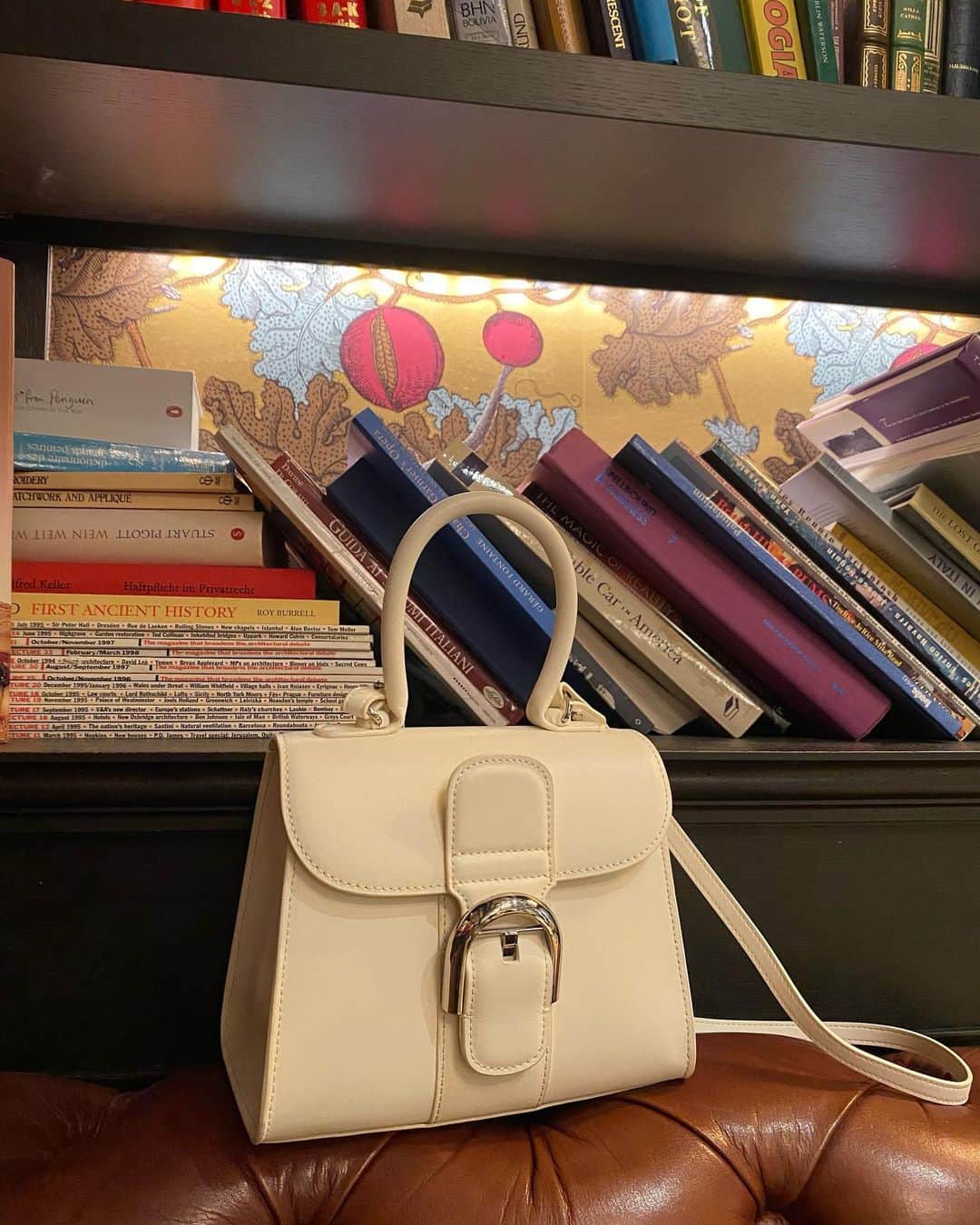 sachi♡さんのインスタグラム写真 - (sachi♡Instagram)「こんばんは🌙  ふわふわのスフレパンケーキを食べた日🥞  デザインが可愛くてお気に入りのバッグは 本革なのに軽いの。 コンパクトなサイズとは裏腹に 必要なものが全部入るとこも便利で好き♡  bag @foo_select  #ホワイトコーデ #ジレ #ショートパンツ #ツイード #ホワイトバッグ #ハンドバッグ #OOTD #오오티디 #秋コーデ #きれいめコーデ #低身長コーデ #Sサイズコーデ #150cmコーデ #アラフィフコーデ #アラフォーコーデ #50代コーデ #美容モデル #読者モデル #50代モデル」11月14日 20時25分 - nail_salon_felice04