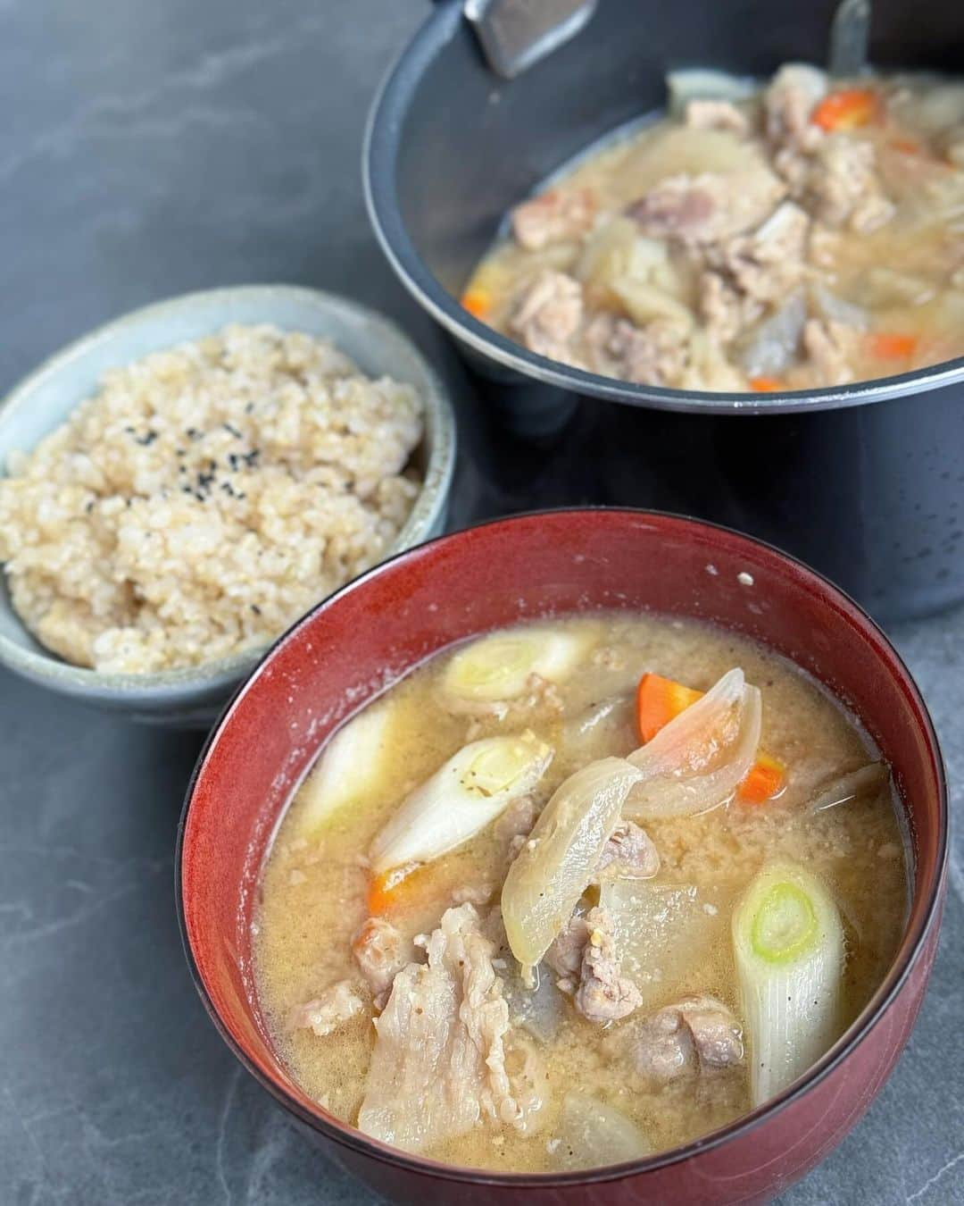 松本翔のインスタグラム：「#豚汁 🍲 ⁡ 豚汁定食。豚汁と玄米のシンプルなセットの朝ごはん。 早朝からお昼前まで開いてるので出勤前に、夜勤後の疲れた身体に、子どもを保育園や幼稚園へ送った後、お待ちしてます。 ⁡ →豚肉、にんじん、大根、玉ねぎ、ごぼう、こんにゃく、ネギ 豚とごぼうを焼いた香り、家庭料理の優しさと共に味わってください。 ⁡ #豚汁定食 #お味噌汁 #健康ごはん #松本食堂」