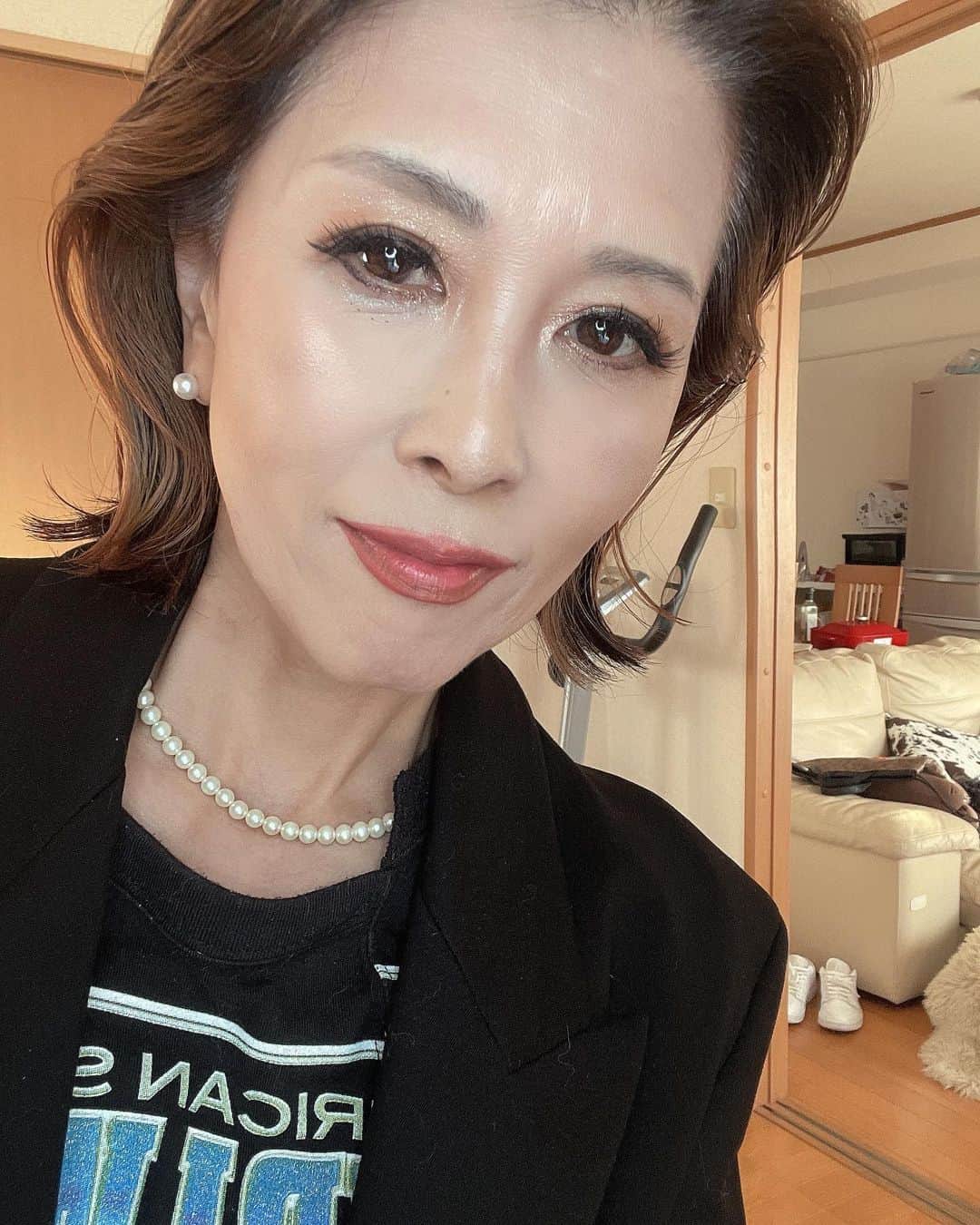 Naoko（なおこ）のインスタグラム：「🙁 🙁 🙁 短気は損気😩  何十年生きてきても いまだに 頭にくると冷静さを 失う  恥ずかしい🫣  だけどもだっけどー  そんなのかんけーねー そんなのかんけーねー  気持ちのままに 生きてなにがわるい  明日は明日の 風が吹く〜😗😗😗  すぎたことは 仕方ない 明日からの行動が 身を結ぶのだ。  今日やらかした人ー あなたが 失敗しても 明日も朝日は登るのだ🌅 落ち込むなー🫡🫡  トレは明日に持ち越し。  #筋トレ女子 #フィットネス女子#フィットネス#Fitness#筋トレ女子と繋がりたい #筋トレ好き#筋トレ好きと繋がりたい#減量 #くびれ#美ボディ #アラフィフ#アラフィフコーデ#ボディメイク #50代#健康 #熊本 #kumamoto」