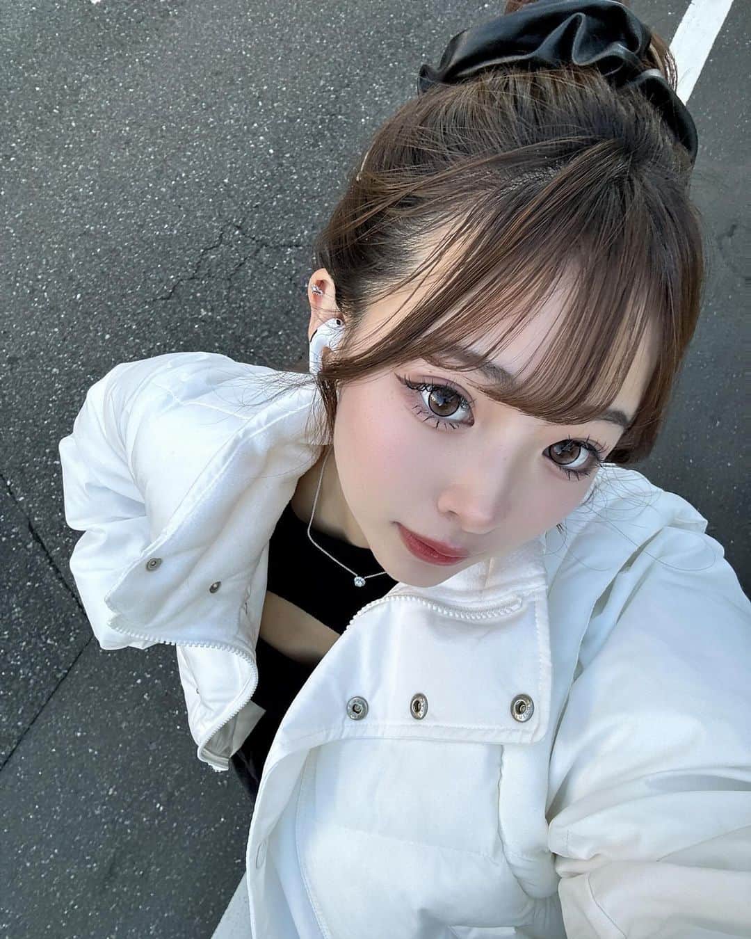 のインスタグラム：「🤍  この時期は 純欲風メイクしたくなる〜👧🏻  とりあえず鼻先チークしたら 冬ぽくなてるかな？💭」