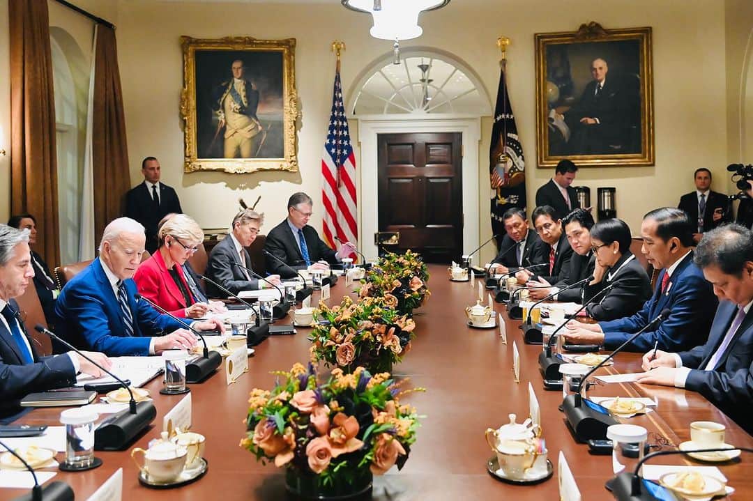 エリック・トヒルのインスタグラム：「Menghadiri pertemuan bilateral dengan Presiden @potus dan delegasi Amerika Serikat lainnya. Kami membahas potensi kerja sama Indonesia-Amerika perihal peningkatan ekosistem kendaraan listrik.  Sebagai negara yang kaya akan sumber daya alam, Indonesia memiliki sumber komponen utama pembuatan baterai kendaraan listrik, yaitu nikel. Namun kami pastikan integrasi nikel dari hulu ke hilir menjadi syarat kerja sama.   Ekosistem ini penting dibangun karena memiliki peran penting mencapai target emisi karbon Indonesia di tahun 2030 dan 2060.  Foto: BPMI Setpres/Laily」