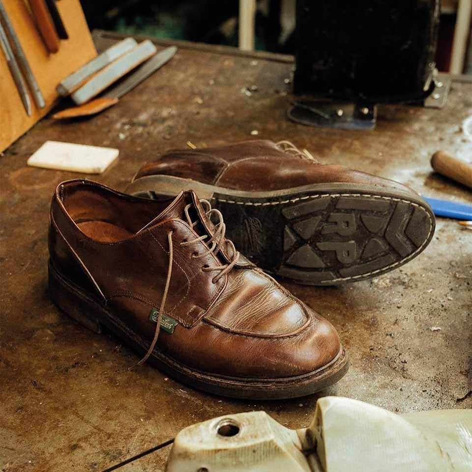 パラブーツのインスタグラム：「Solides, belles & authentiques… ✨ Mes Paraboot sont faites pour durer. Depuis 1908, les chaussures @paraboot_official sont fabriquées à la main dans les ateliers de l’entreprise à Saint Jean de Moirans. Solides, belles et authentiques, elles sont conçues dans les meilleurs cuirs et selon des techniques de cousus ancestraux (cousu Norvégien, cousu Goodyear). Ces procédés de fabrication garantissent l’imperméabilité des modèles mais aussi leur durabilité et réparabilité. Chaque paire de Paraboot est faite pour durer.」