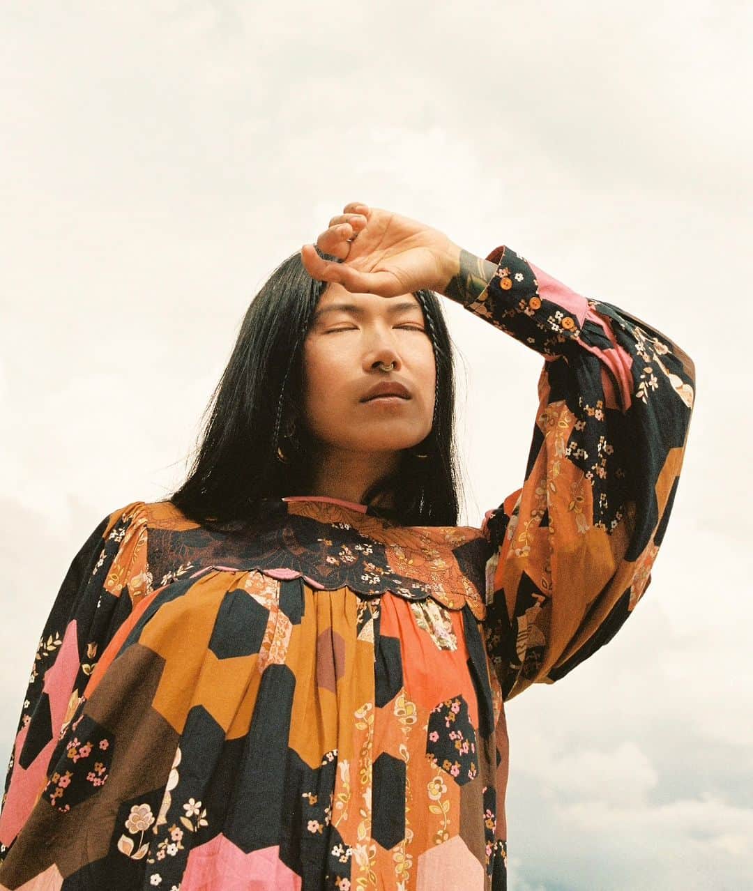 マヌーシュのインスタグラム：「Connaissez-vous notre imprimé Patchwork Médiéval ? 🧡 Cet imprimé mêle couleurs automnales et patchwork de fleurs pour un style seventies tendance.」