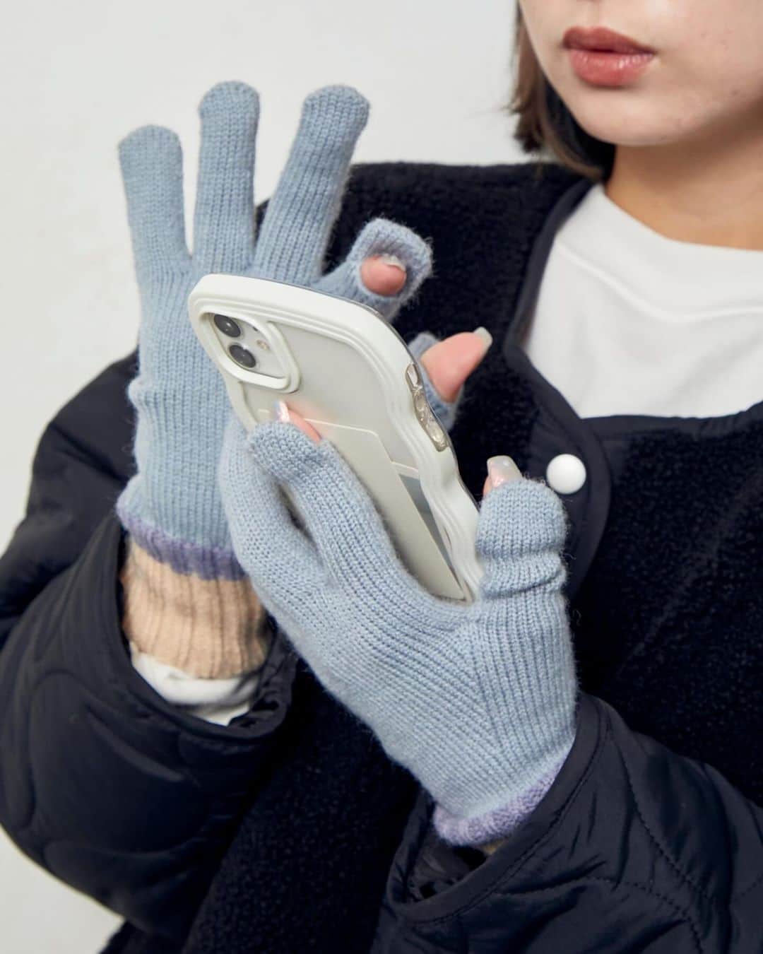 Lattice LesSignesのインスタグラム：「【見返すには保存がおすすめ！】 あたたかいニット素材のグローブが登場！ 親指と人差し指の指先にあるホールディテールが 特徴の手袋🧤 ホールディテールを活用してスマホの操作が可能◎ 寒い冬に暖かく実用性のあるアイテムです！  ニットグローブ ¥1200(税込¥1320)  オンラインストアは @lattice_lessignesの プロフィールのURLから。  ￣￣￣￣￣￣￣￣￣￣￣￣￣￣ #lattice #latticelessignes #ラティス#レシーニュ #冬コーデ #冬服コーデ #防寒コーデ #防寒グッズ #トレンド #スマホ操作も楽々 #寒い日コーデ #ニット手袋 #メンズもok #デイリー使い#防寒コーデ #スマホ操作可能 #スマホ操作できる #スマホ操作できる手袋 #コーデ#WEB先行#あったかコーデ#手袋女子 #冬がはじまるよ #防寒#ニットグローブ #手袋#冬ファッション #秋物コーデ#秋コーデ #お出掛けコーデ」