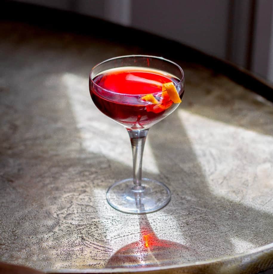 Campari Japanのインスタグラム：「カンパリ クラシックカクテル 「 #ブールヴァルディエ 」レシピご紹介。 ⁠おうちカクテル、お近くのバーでお楽しみください。⁠ ⁠ #カンパリ 30ml⁠ スイートベルモット 30ml⁠ バーボンウィスキー 30ml⁠ ⁠ 材料を氷と一緒にミキシンググラスに入れて、よくステアして、冷えたカクテルグラスに注ぎます。最後にレモンツイストを飾って完成。⁠ ⁠ ⁠📸 @camparifr⁠ ⁠ ご購入はプロフィールリンクのURL⁠ www.amazon.co.jp/campari から⁠ ⁠」