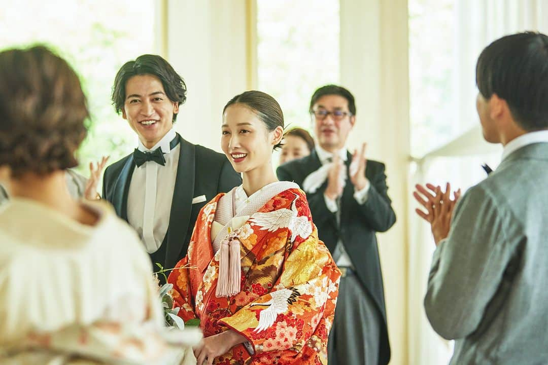 八雲迎賓館 【結婚式 パーティ 記念日 人生儀礼】福井のインスタグラム：「【色打掛の色の意味】 色打掛の色には、それぞれ素敵な意味合いがつけられています。  金は「高貴」、「豊穣」、「神聖」などの意味が込められた、たいへんおめでたい色になります。 昔から大変貴重な存在であった金は縁起の良い色であるため、婚礼衣装にも必ずと言っていいほど取り入れられてきました。 金地の打掛はきらびやかで高級感のある印象になります。 神殿や会場でも存在感あふれる打掛です。  皆様のお衣裳選びがたのしいものになるよう、精一杯ご提案、アドバイスさせて頂きます。  place： @yakumogeihinkan staff： @yakumogeihinkan_staff photo： @yakumo_photolinx dress： @modecollectionmiwa  ___  #八雲迎賓館 #anniversary #少人数婚 #晩餐会 #Heavensflow #人前式 #ウェディングドレス #ウェディング #テーブル装花 #テーブルコーディネート #アットホームな結婚式 #結婚式レポ #八雲の花嫁 #福井結婚式#結婚式 #福井#福井市#福井県 #fukui #福井結婚式場 #福井市結婚式場 #新郎新婦 #夫婦 #おしゃれ花嫁 #全国のプレ花嫁さんと繋がりたい #プレ花嫁さんと繋がりたい #お色直し」