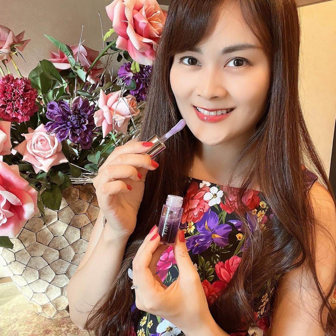 野本愛のインスタグラム：「TIRTIRのマイグロウリップオイルのハニーとラベンダーを使ってみたよ😊✨  ガラスのような光沢感でプルプルになって オイルなのにベタつきがなくて たっぷり保湿ケアができるところがいい🥰💕  ハニーは透明でたっぷり保湿したり うるおいケアが必要な人向けだよ❣️  持ってるリップとの重ね付けすると 艶感アップして可愛い🩷  ラベンダーはさっぱりした保湿感で ラベンダーの安らぎケアが欲しい人に合ってるんだって✨ 色が濃いから最初どうかな？とおもったけど それほど色つかないし、 唇のくすみを補正してくれる感じがしたよ😆❣️  艶感がよくて華やかな唇になるから デートやこれからのクリスマスなどの シーズンにぴったり❤️  #PR #TIRTIR #ティルティル #マイグロウリップオイル #ラベンダー #ハニー #高保湿リップオイル #うる艶リップオイル #ガラスツヤ #韓国コスメ #プチプラコスメ #リップメイク  #リップケア #乾燥対策 #保湿ケア #コスメレビュー」