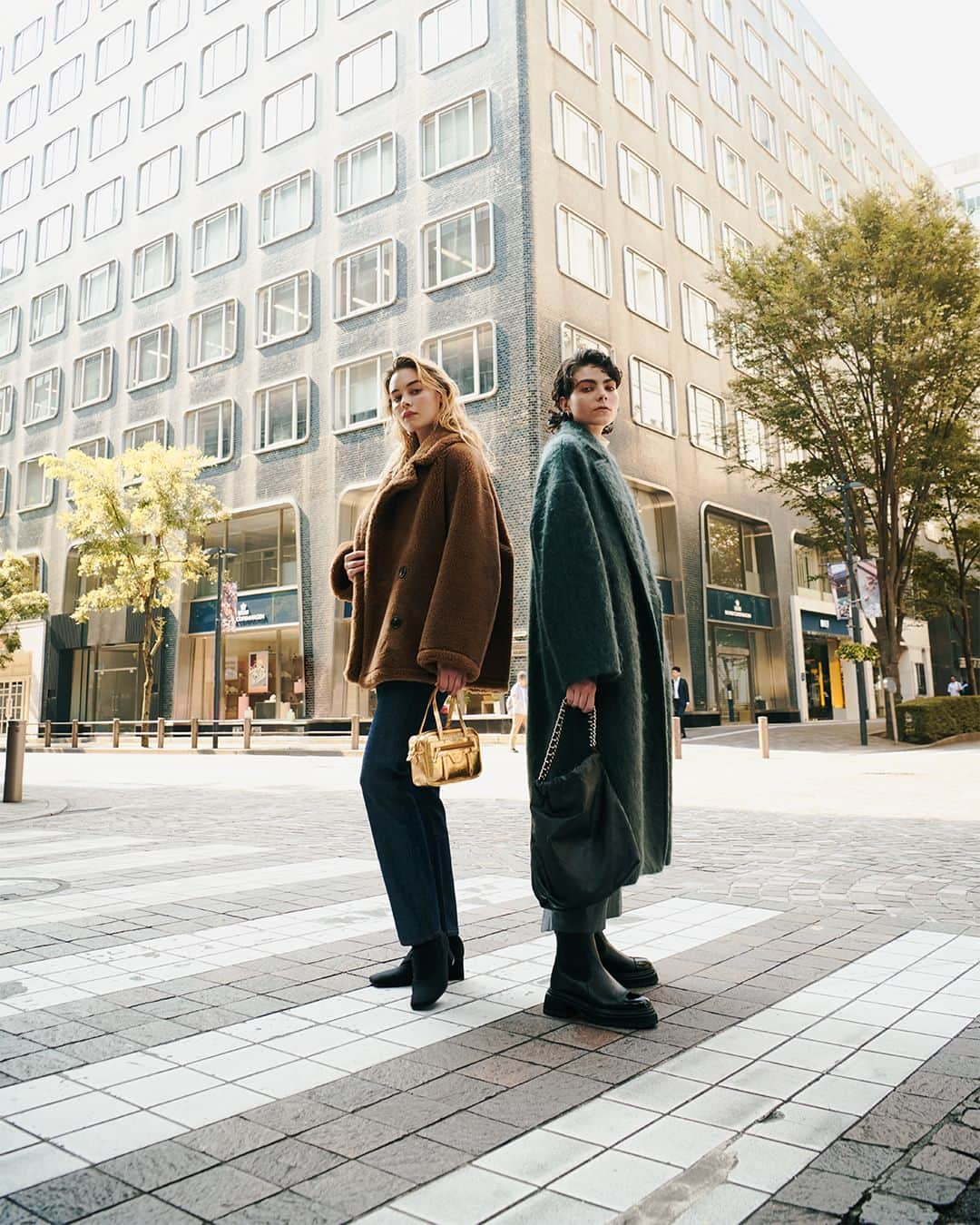 haunt Daikanyamaのインスタグラム：「Style: BOA COAT Color: CAMEL @haunt_daikanyama  upper hights Style: THE STELLA LUX Color: BLUE RINSE  Christian Villa Style: BAG LAMINATO Color: GOLD @christianvillabags  Style: TURTLENECK TOPS Color: OFF WHITE  Style:SHAGGY COAT Color: KHAKI GREY @haunt_daikanyama  TONY BIANCO Style: HURRICANE Color: BLACK @tonybianco  MARCO MASI Style: CL SOFT-SILVER Color: BLACK @marco.masi.milano  #hauntdaikanyama  #2023fw #collection #upperhights #marcomasi #tonybianco #christianvilla #bag」