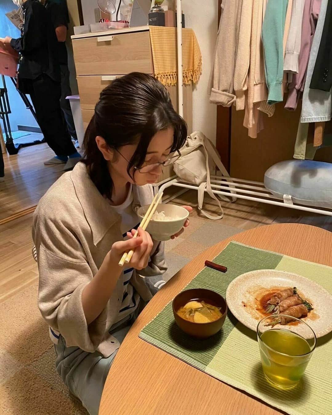 のインスタグラム：「6話の自炊する清美☺  #桜田ひより #オフショット #豆苗の豚バラ巻き #6話で登場します  🍳🌟🍳🌟🍳🌟🍳🌟🍳🌟🍳🌟🍳🌟🍳🌟🍳  土ドラ『 あたりのキッチン！』 第6膳 11/18(土)よる11:45〜放送 ⚠いつもより5分遅いスタートです  コミュニケーション能力はゼロ…でも 食材から調味料の配合までぴったり的中できる！ “絶対味覚”をもつ大学生・辺 清美の成長物語。 挙動不審でいつも空回り!？ 接客は０点だけど想いを込めた料理でオーダー以上の美味しさをお届け！ 食欲の秋！胃袋も心も掴むハートフル“グルメ”ドラマ！  🍳🌟🍳🌟🍳🌟🍳🌟🍳🌟🍳🌟🍳🌟🍳🌟🍳  #あたりのキッチン！ #土ドラ #ドラマ #グルメ #料理 #レシピ #白乃雪 #講談社 #アフタヌーン #漫画」