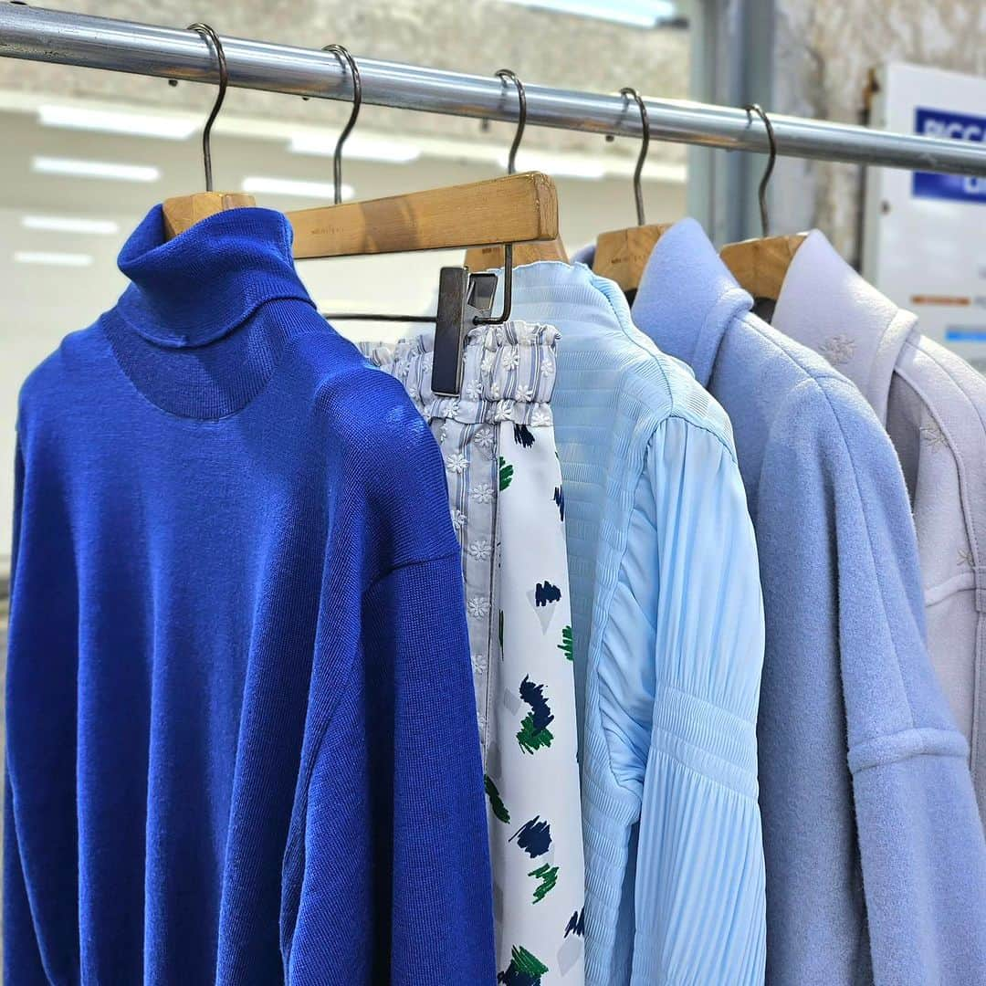 ミントデザインズさんのインスタグラム写真 - (ミントデザインズInstagram)「. -COLOR COLLECTION-  ~TURQUOISE~ 2023AW COLLECTIONより、カラー別にピックアップ‼︎ 鮮やかで冬に映えるターコイズカラーのセレクトアイテムです。 プリーツデザインズのドレスや、ウールでは珍しい色合いにコートなどラインナップ豊富です♪  #mintdesigns #ミントデザインズ #2023aw」11月14日 19時00分 - mintdesigns_store