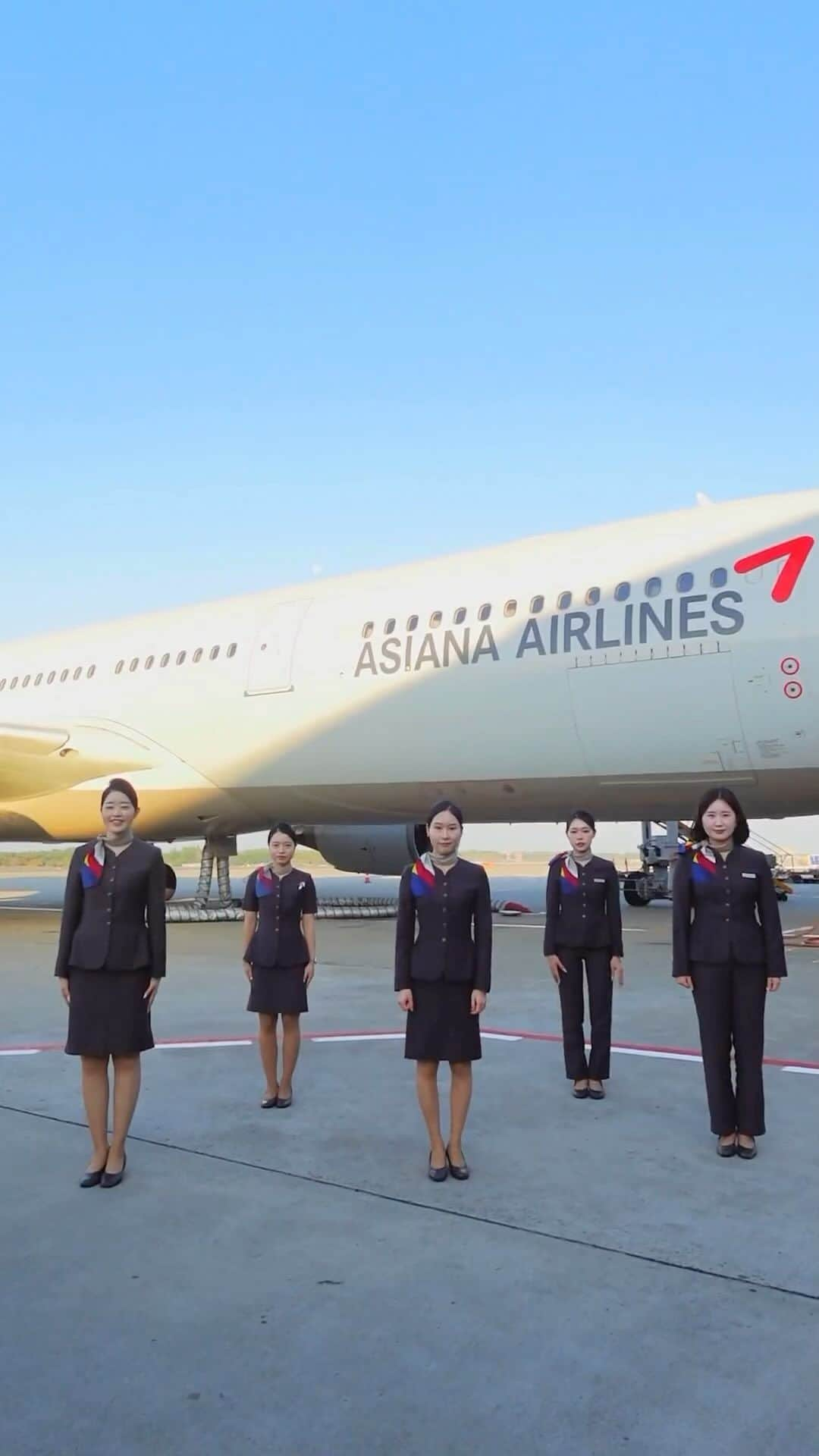 アシアナ航空日本地域公式アカウントのインスタグラム：「✨アシアナ航空 ダンスチャレンジ✨  ┈┈┈┈┈┈┈┈┈┈  成田空港にて韓国のガールズグループ『NewJeans』のETAを踊ってみました✈️  出演者📷 アシアナ航空グランドスタッフ  アシアナを応援するコメントお待ちしております💌  ※本撮影については、NAAの特別な許可を得て安全に配慮して実施しております。  ┈┈┈┈┈┈┈┈┈┈   #アシアナ航空 #アシアナ #ASIANA #asianaair #asianaairlines #OZ #Flyasiana #韓国 #korea #韓国旅行 #✈️#NewJeans #뉴진스 #ETA #NewJeans_ETA #KPOP #KPOPダンス #成田空港 #成田 #Narita #naritaairport #グランドスタッフ」