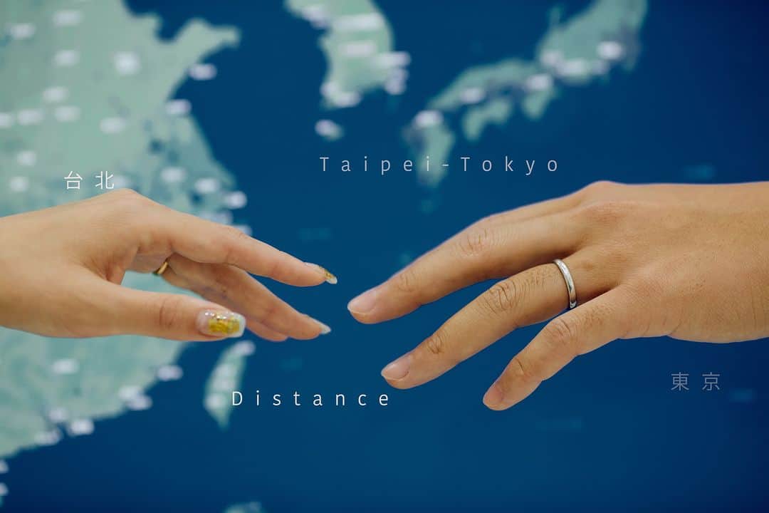 デコルテウエディングフォトグループさんのインスタグラム写真 - (デコルテウエディングフォトグループInstagram)「【ゼクシィ掲載エピソードのご紹介🤍】  撮影後まもなく、海外赴任のため日本と台湾に離れて暮らすおふたり。 沖縄の海や自然の中での撮影の他に、フォトグラファーのアイデアでふたりの「距離」を地図で表現するカットも🗺 離れて過ごす時間も、大切な写真がふたりを繋いでくれる。 ウェディングフォトにはそんな力もあるはず✨  撮影プラン：洋装ロケーション（沖縄）  ●スタッフからのコメント 僕たちはいつも、ふたりのために何ができるのかを考えます。 これから離ればなれの結婚生活を送るおふたりに、何を持って返っていただこうかと考えた結果、至って普通にすごしてもらいつつ、飾らないふたりの表情を写しました☺  #スタジオSUNS @studiosuns_okinawa 📷百田 @momota.deco.ph  @decollte_weddingphoto @d_weddingphoto_jp  ーーーーーーーーーーーーーーーー  もっとたくさん写真を見たい方は ⇒#デコルテフォト で検索💡 Search for #デコルテフォト🔍 在 #デコルテフォト 搜索🔍  自分たちに合うウェディングフォトを知りたいなら ⇒ハイライトから公式LINEをCHECK🔍  デコルテの衣装をたくさん見たい方は ⇒ @decollte_wedding⁡ ⁡ デコルテの採用情報は ⇒ @decollte_recruit フォトグラファー・ヘアメイク・プランナー募集中！  #撮る結婚式 #撮る結婚式という幸せを #スタジオアクア #スタジオTVB #スタジオエイト #スタジオAN #スタジオSUNS #スタジオSOLA #日本婚紗攝影 #海外婚紗攝影 #婚攝 #日本婚纱摄影 #overseaswedding #japanweddingphotography #japanweddingphoto #prewedding #ウエディングフォトの日 #写真で結婚式 #フォトウェディング #結婚写真 #ロケーションフォト #ゼクシィ掲載 #ウェディングドレス #リゾートフォト #沖縄 #ウェディングフォト #ゼクシィ」11月14日 19時01分 - decollte_weddingphoto