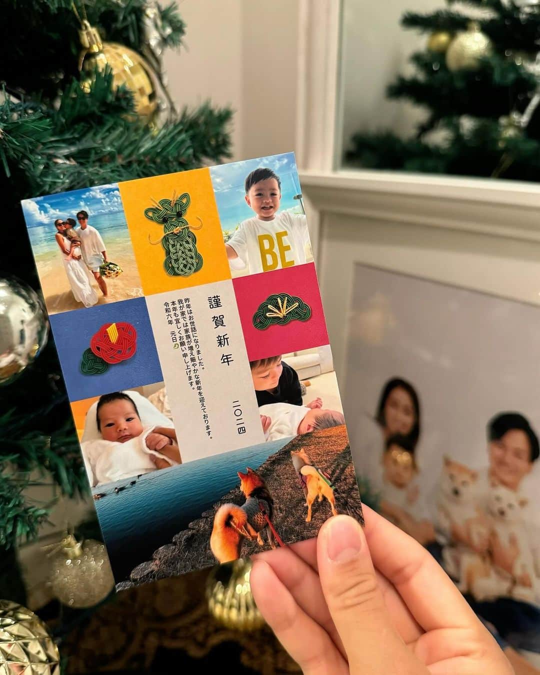 のインスタグラム：「今年も @sumaho_nenga で 年賀状を準備する時期がやってきました⛄️  1年経つのがとてもはやくて恐ろしいくらい💦  2023年は新しい家族が増え、 可愛い子供たちに囲まれて更に幸せな生活がスタートした年でした。 そんな1年のハイライトを写真で集めぎゅっと1枚の年賀状にしてみた👀‼️  たくさんのテンプレートの中から自分で自由にカスタムできスマホで簡単に素敵な年賀状が作れました✨  クーポンコード【pr24155】で10%OFFになるので是非このクーポンを使って皆様も素敵な年賀状を作ってみてねっ！  #PR #スマホで写真年賀状 #年賀状」