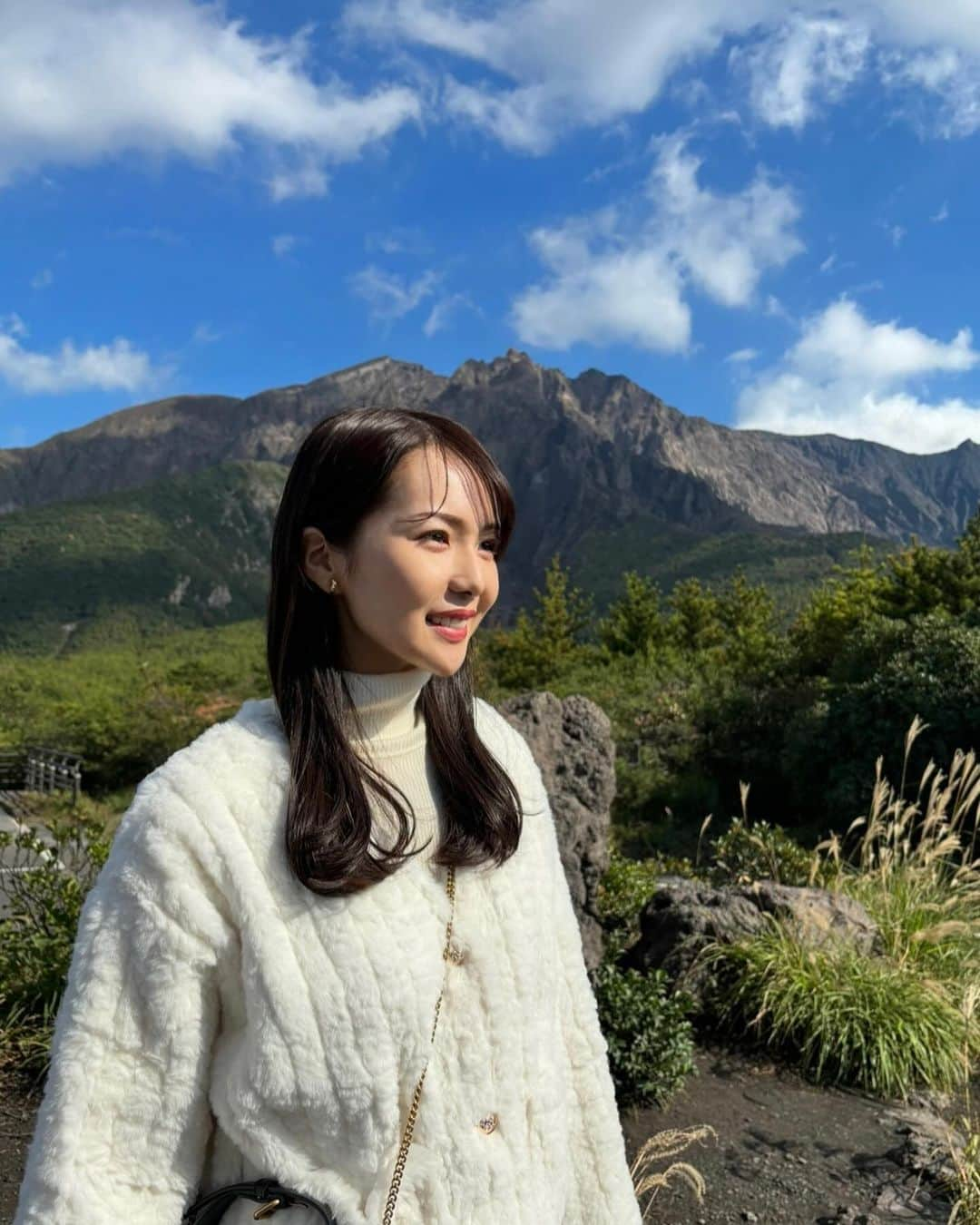 柴田美奈のインスタグラム：「遅めの夏休みを頂き、鹿児島と熊本へ！ ⁡ 鹿児島では、 桜島、指宿、知覧を巡りました。 短い日程の中でかなりの移動距離💨 ⁡ 見たかった景色、学びたかった歴史、 全てを叶えることが出来ました…！  もう名古屋です🙋‍♀️」