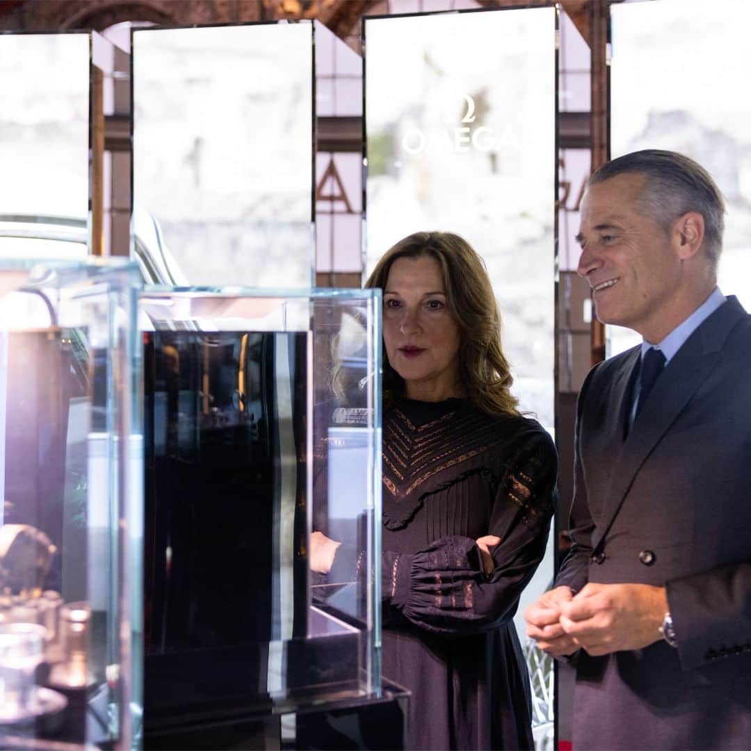 のインスタグラム：「The Seamaster Diver 300M, the watch worn by Daniel Craig in NO TIME TO DIE, is now on display at Planet OMEGA, at the Chelsea Factory in New York City.   Other watches include the OMEGA Seamaster Diver 300M 007 Edition, created in collaboration with Daniel Craig to pay tribute to Bond's Naval Commander rank, and the OMEGA 007 worn by contestants on Prime Video’s 007: Road To A Million.   Producer Barbara Broccoli and OMEGA CEO Raynald Aeschlimann were at the launch.  @omega #007RoadToAMillion」