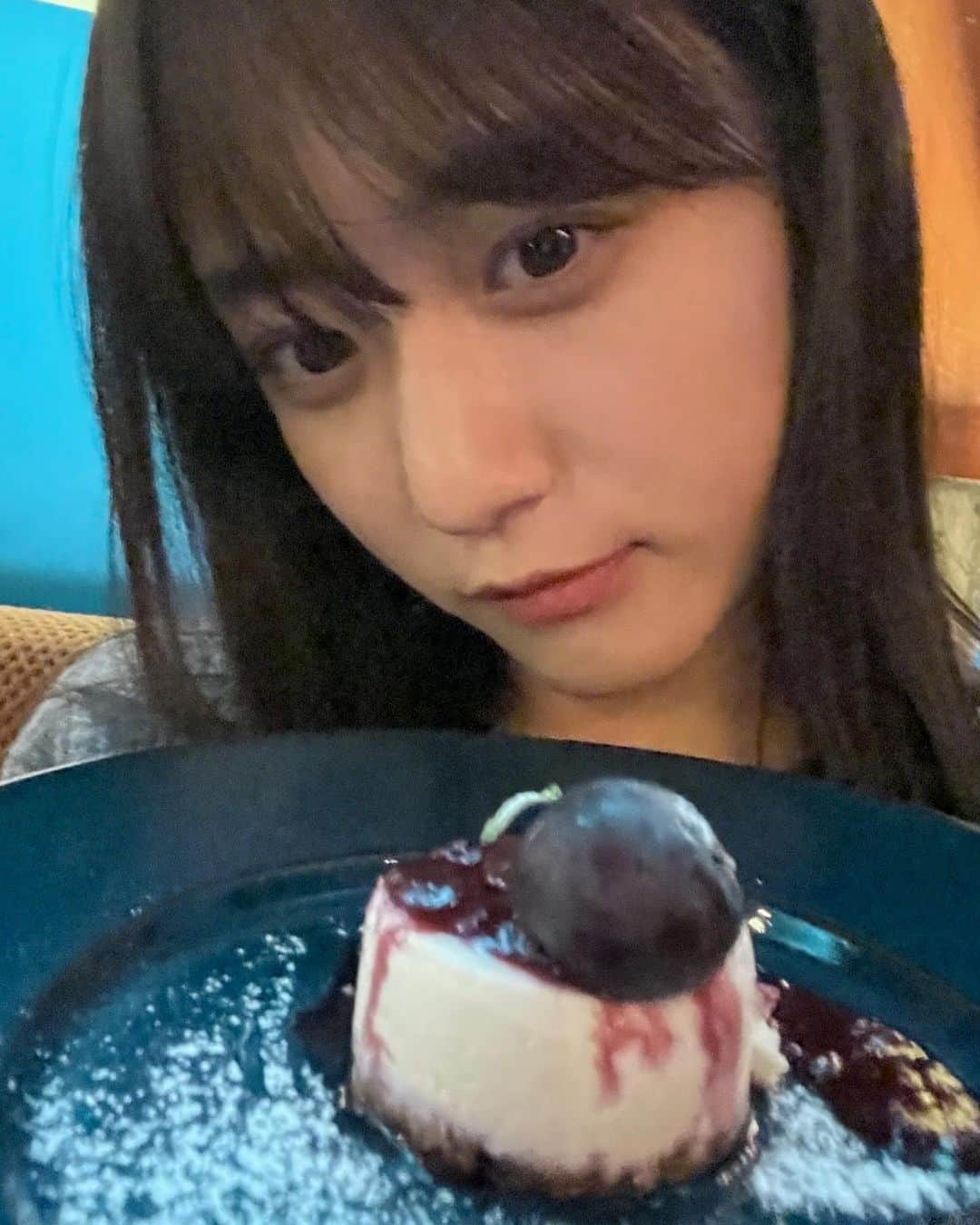 崎本紗衣のインスタグラム：「. よるのカフェでチーズケーキ食べました  . #崎本紗衣  #崎本紗衣崎本紗衣崎本紗衣 #スターダストプロモーション」